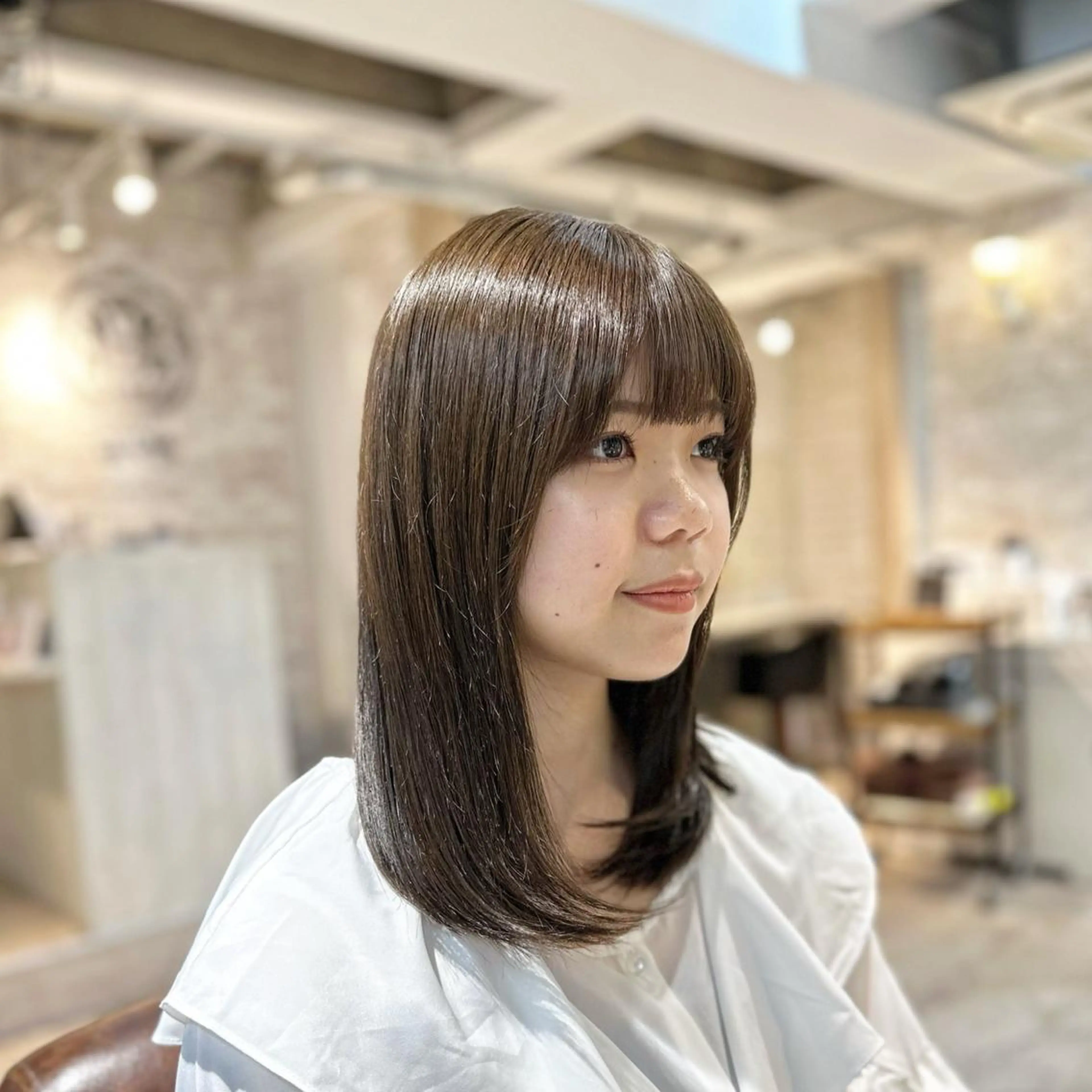 セミロング カラー アッシュ ブリーチ 透明感カラー ブリーチなしカラー fiica （フィーカ）所属・金子侑史 /縮毛矯正の人のヘアスタイル