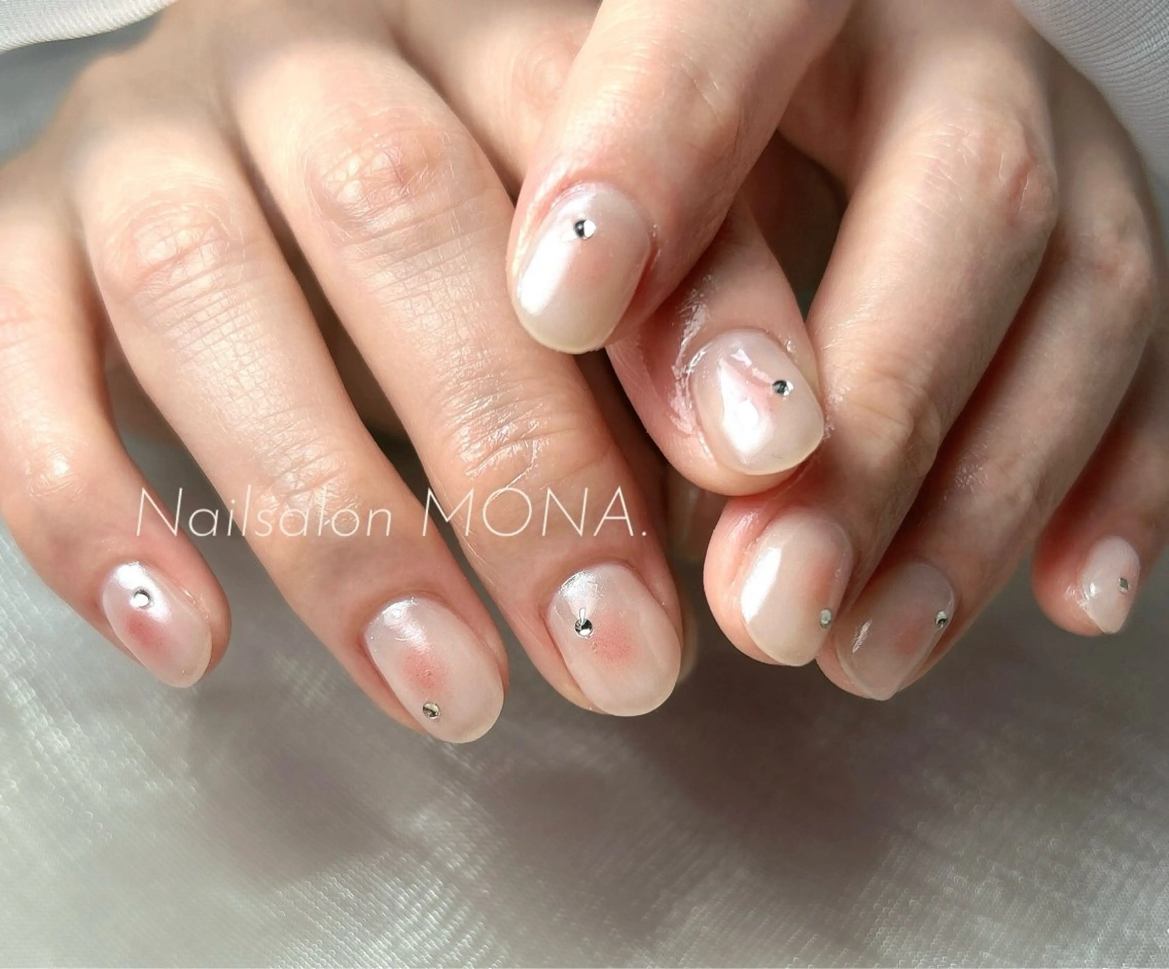 ネイル オーロラネイル チークネイル ハンドネイル Nailsalon MONA.のネイルデザイン