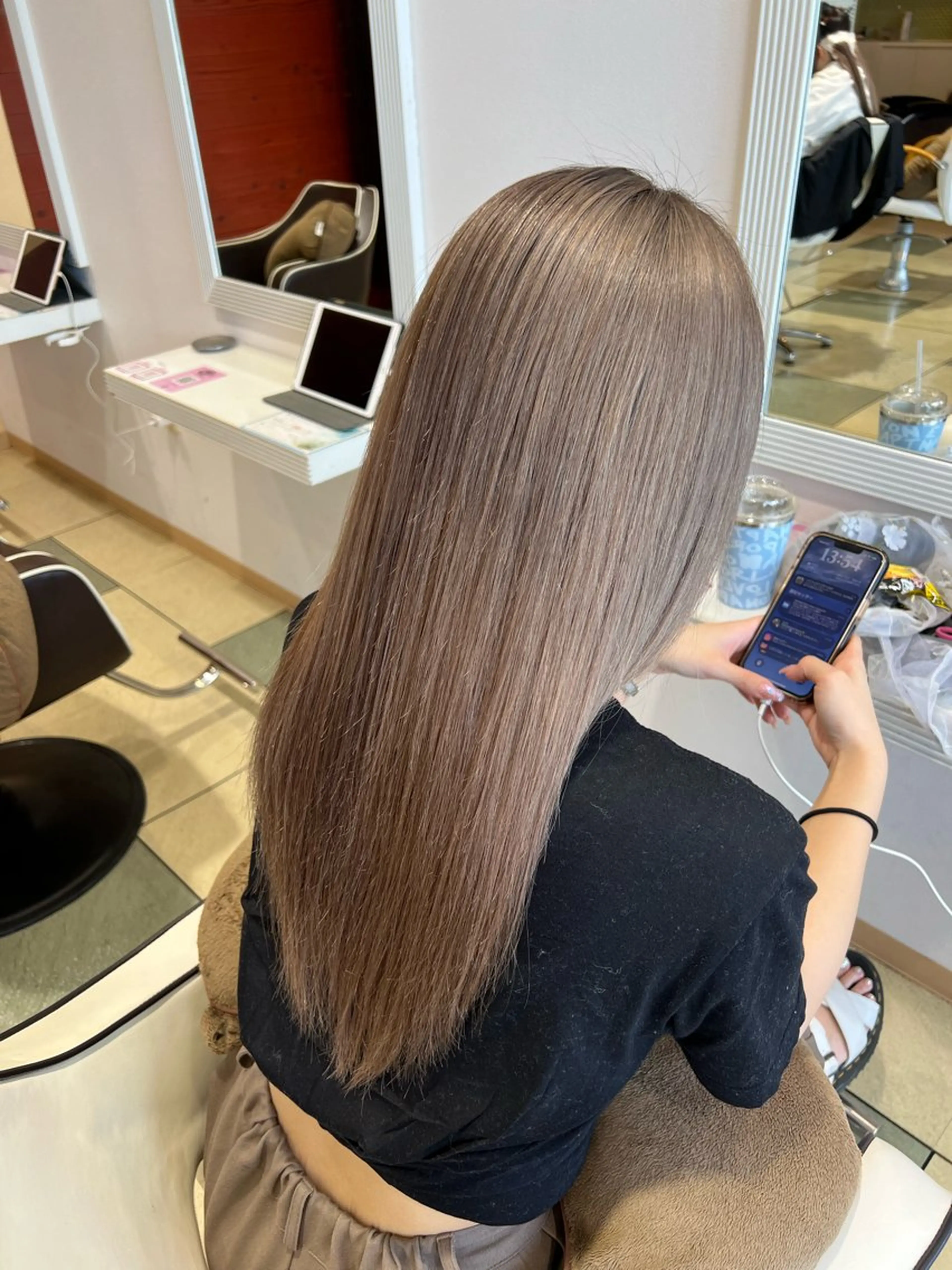 ロング カラー カット ヘアカラー トリートメント ☘️折戸結菜☘️ ハイトーンカラーのヘアスタイル