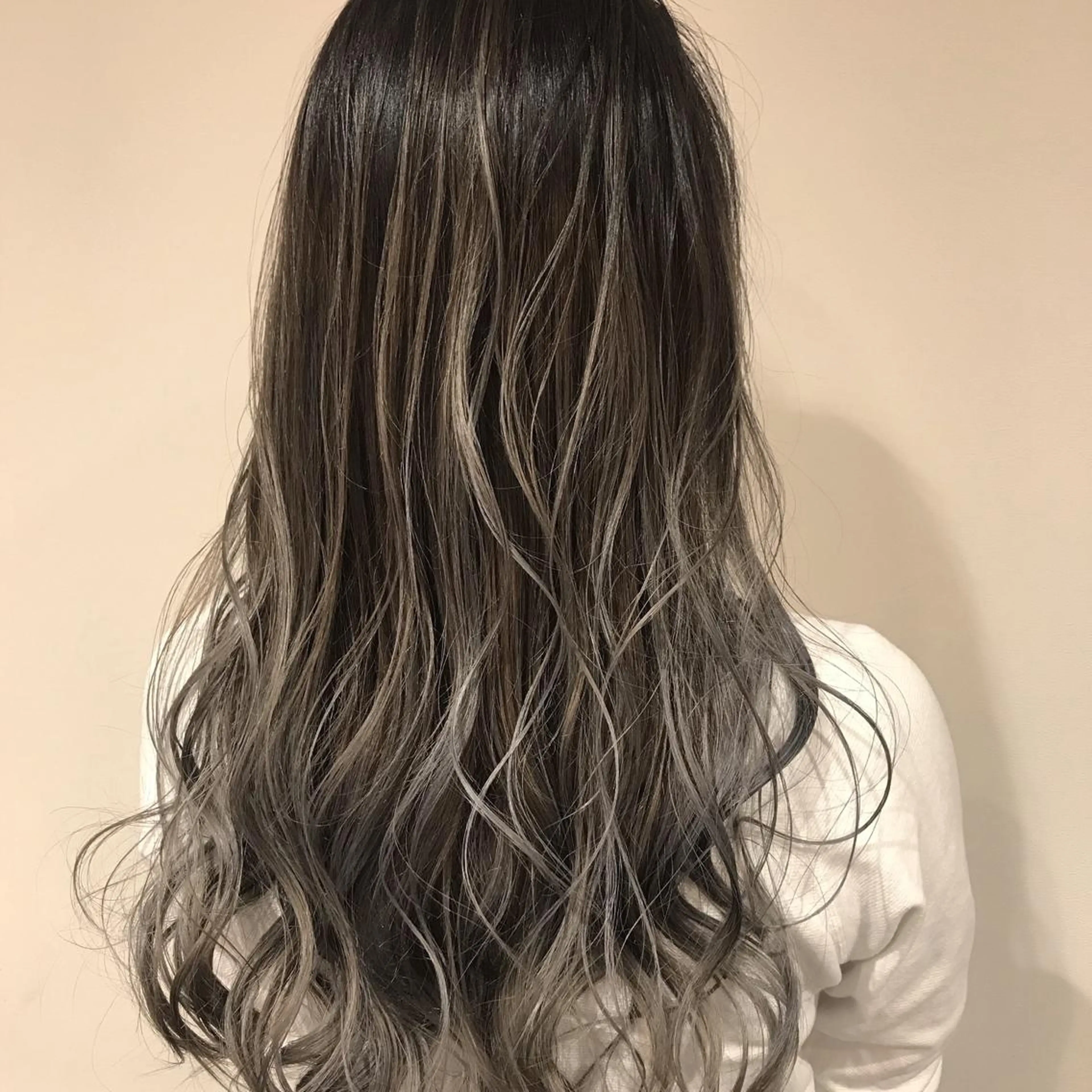 セミロング カラー アッシュ アッシュグレー アッシュグレージュ バレイヤージュ ベージュカラー AMI Hair  supply所属・髪質改善カラー 韓国風レイヤーのヘアスタイル