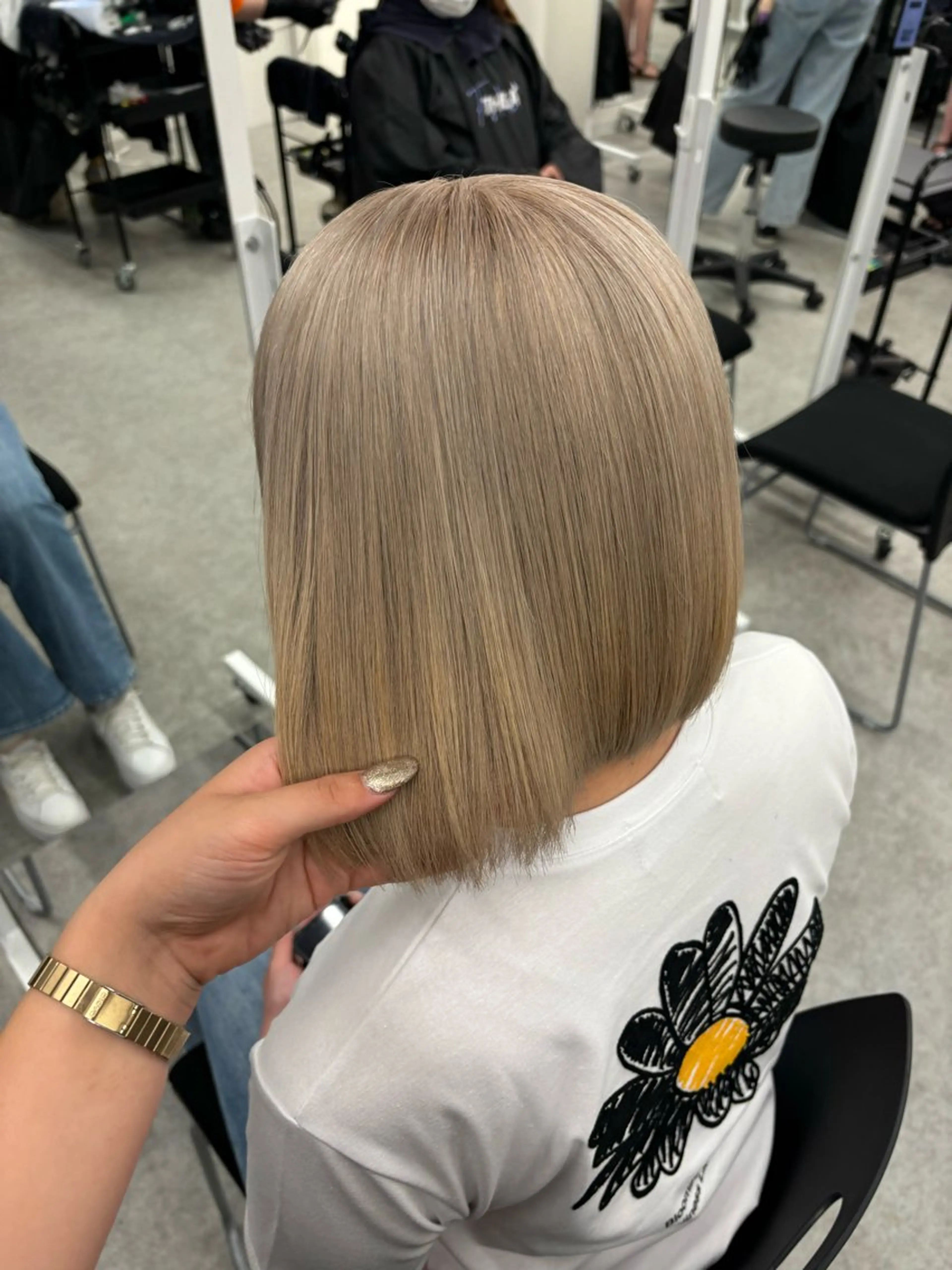 セミロング カラー モテ髪💕ハイトーン ベージュ yuriaのヘアスタイル