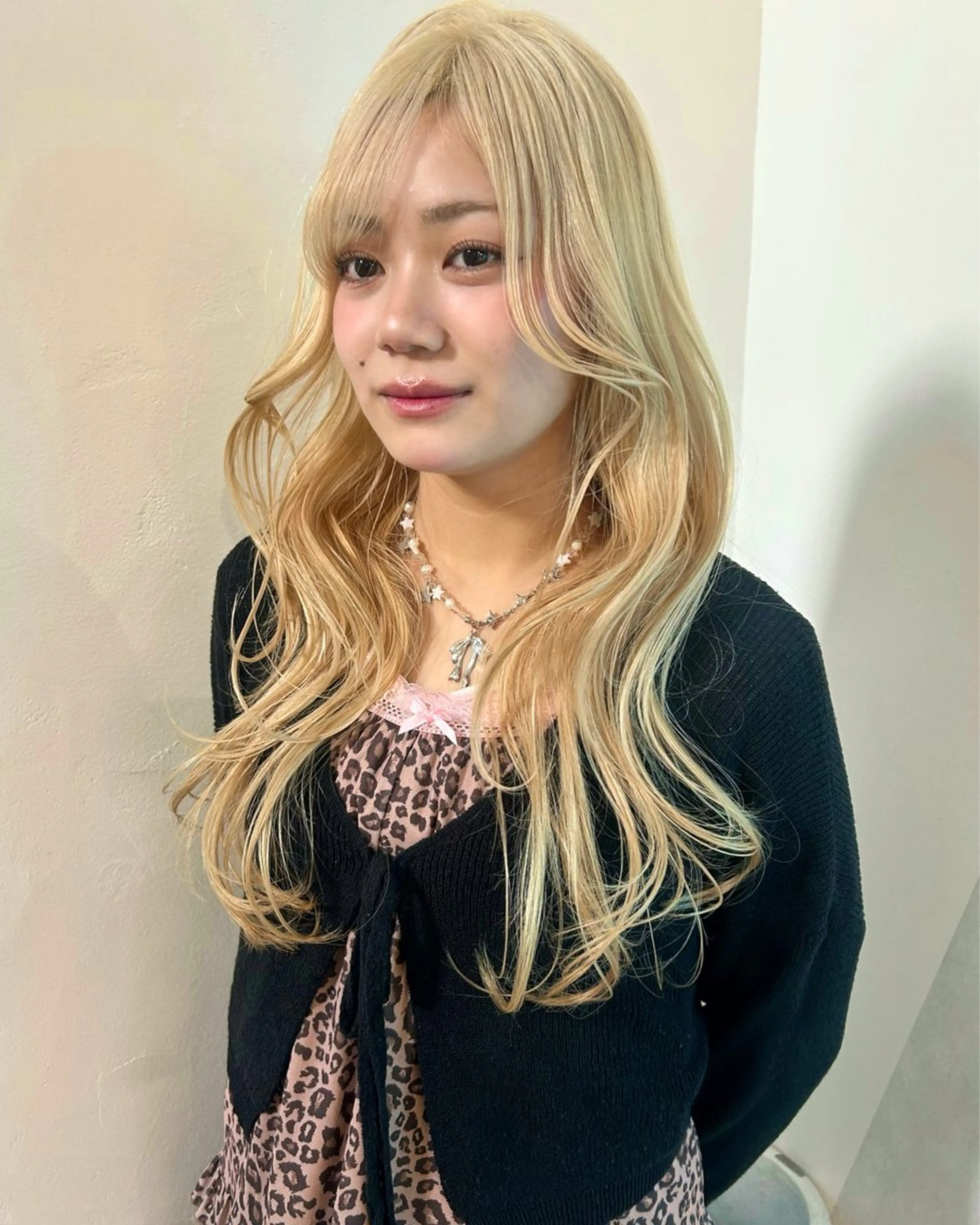 セミロング カラー ヘアカラー 🌟暖色系ハイトーン 🌟AIのヘアスタイル