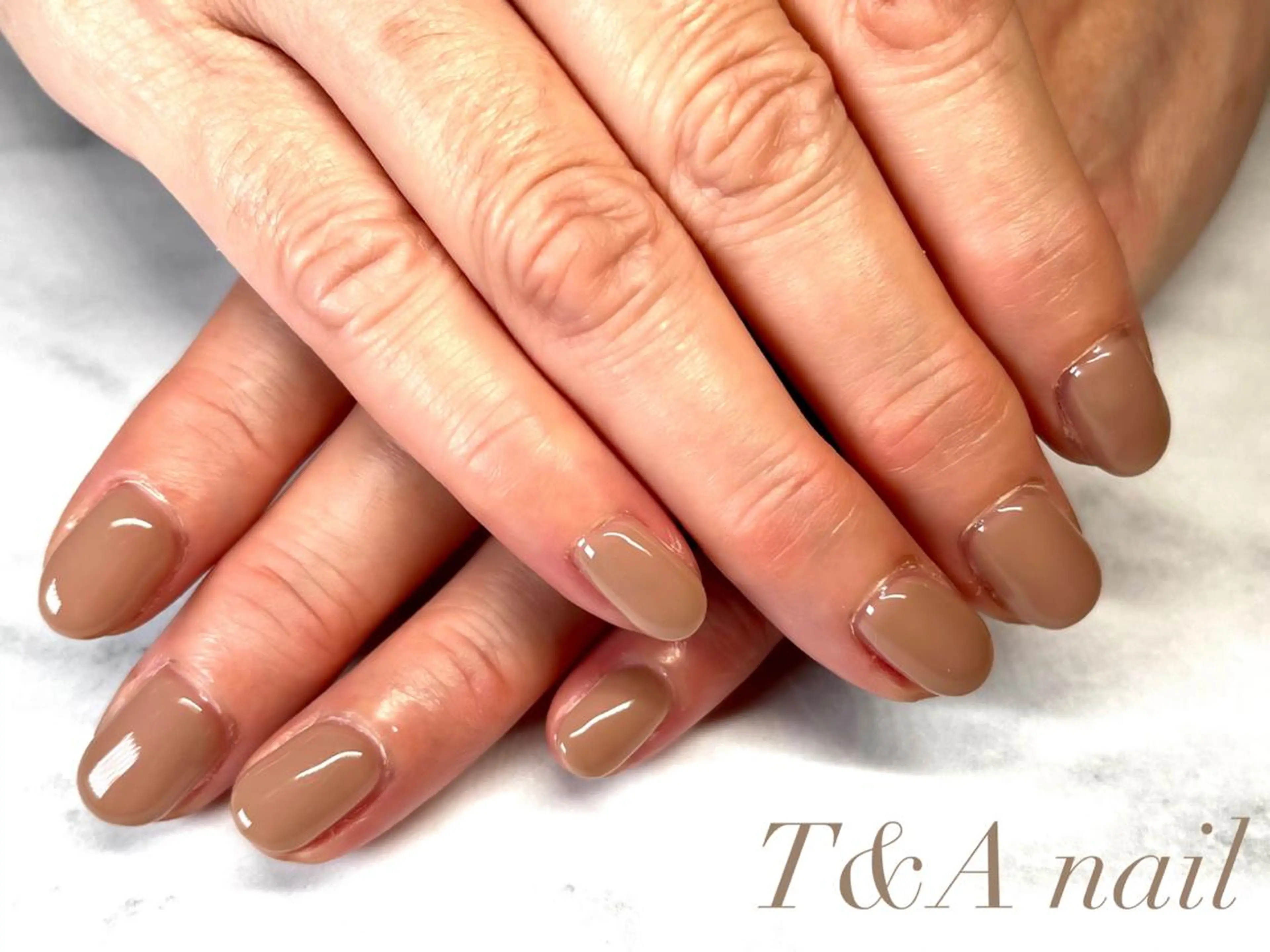 ショート ネイル ブラウン 長さ出し ジェルネイル ニュアンスネイル ワンカラーネイル ハンドネイル T&A nailのネイルデザイン