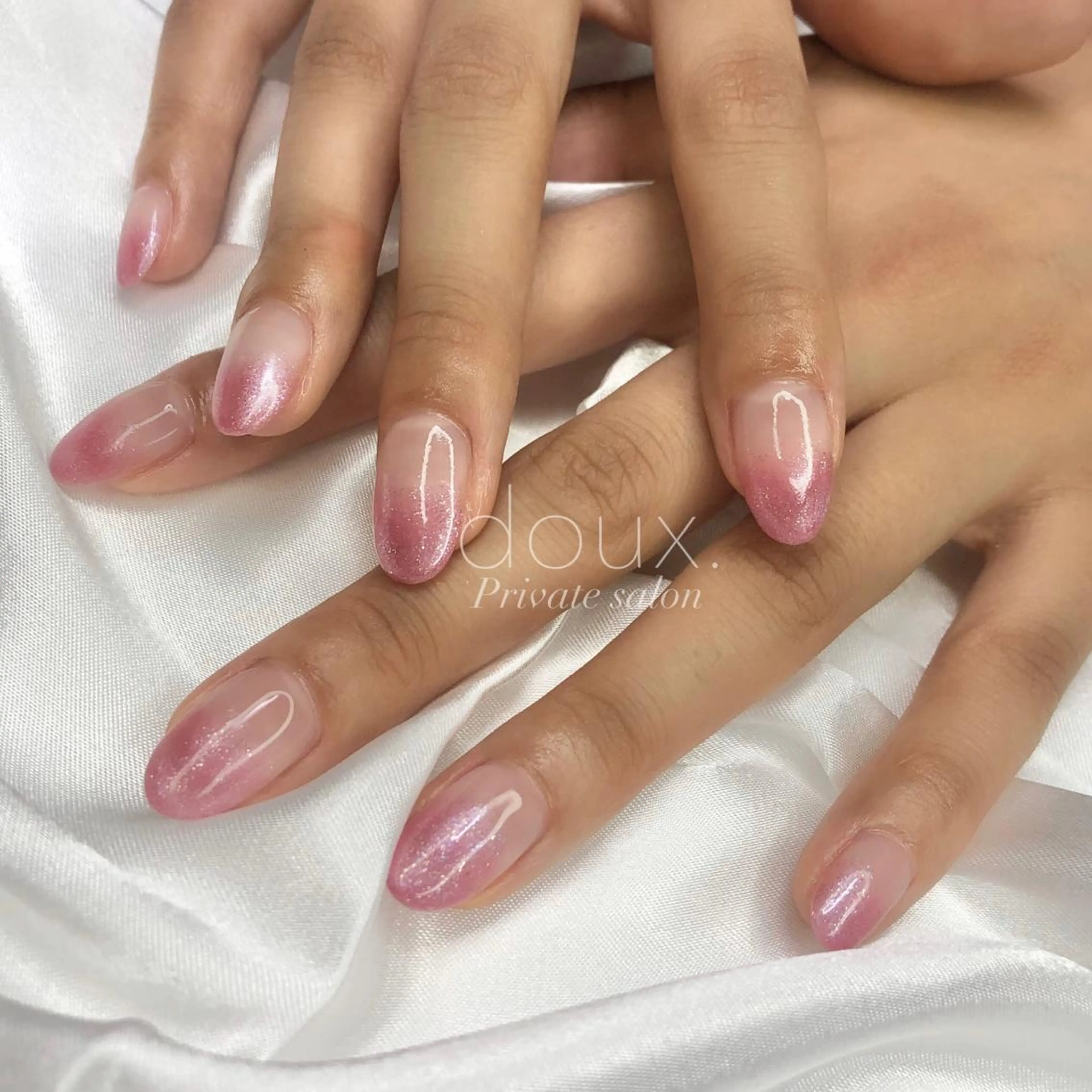 ネイル グラデーション ラメ(グリッター) ラメグラデーション 春ネイル ハンドネイル doux. nailのネイルデザイン