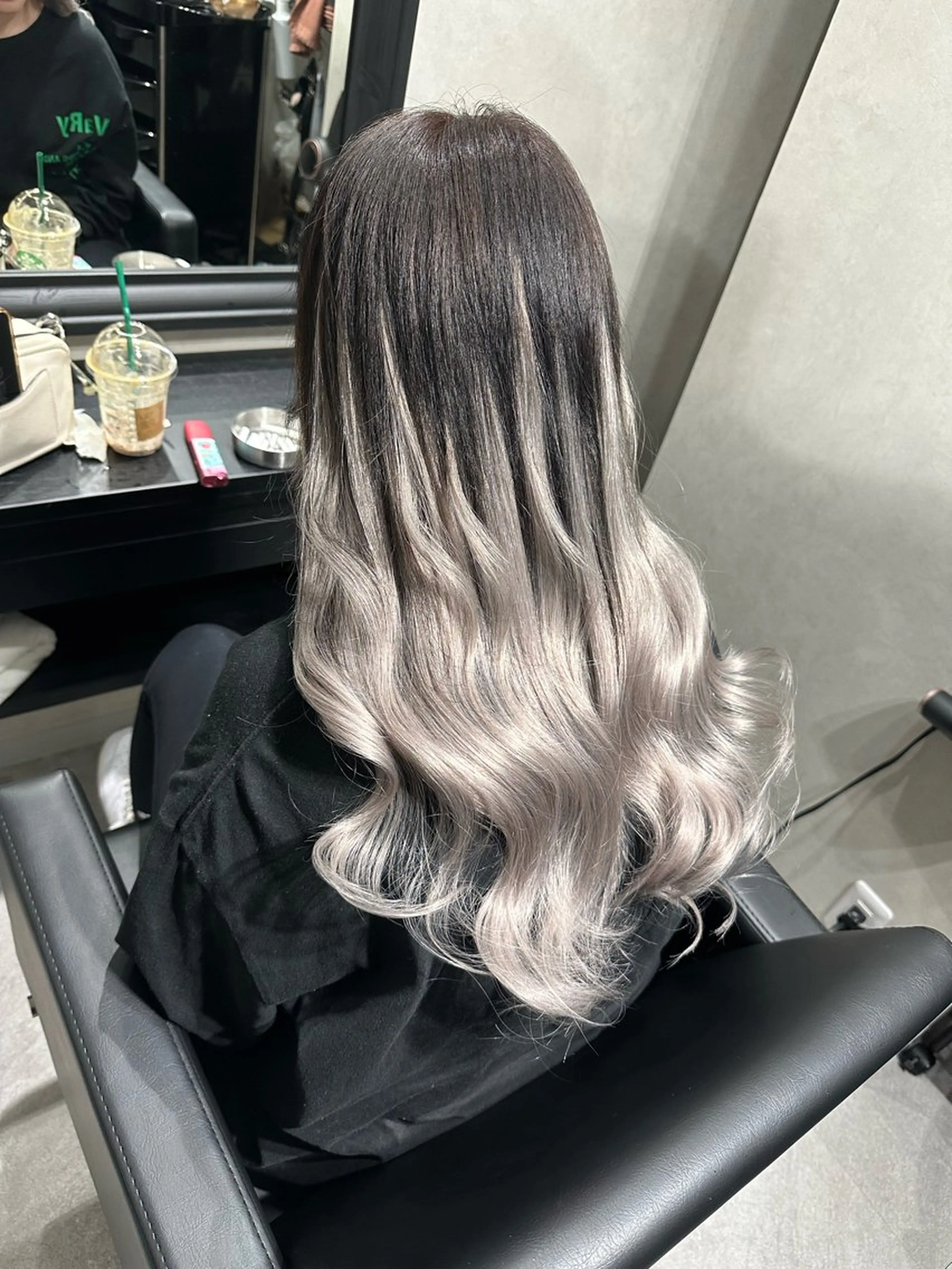 ロング 奥本 侑 ハイトーン、髪質改善のヘアスタイル