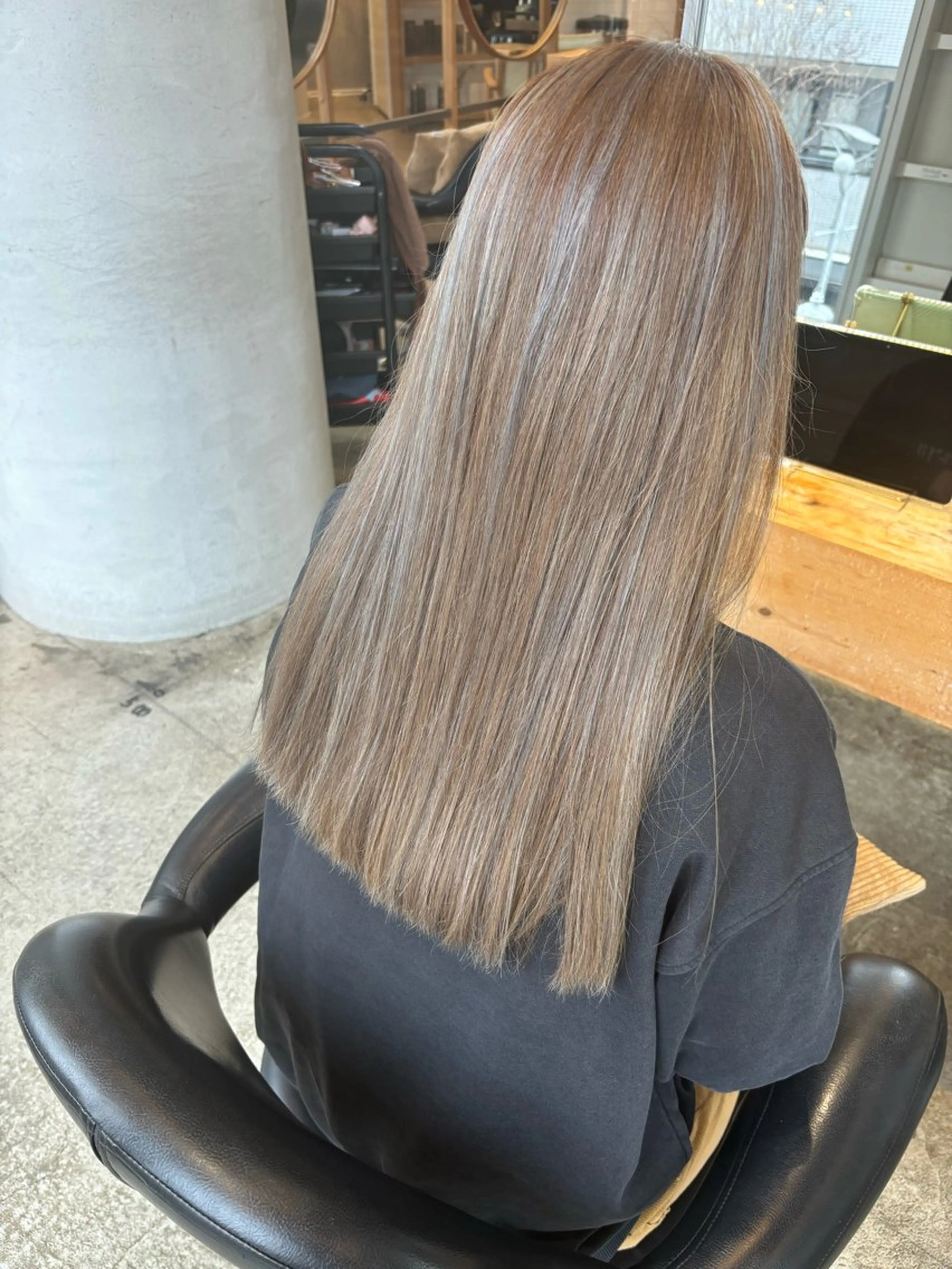 ロング カラー パーマ ヘアアレンジ カット ヘアカラー トリートメント ハイトーンカラー🤍 山下 優華のヘアスタイル