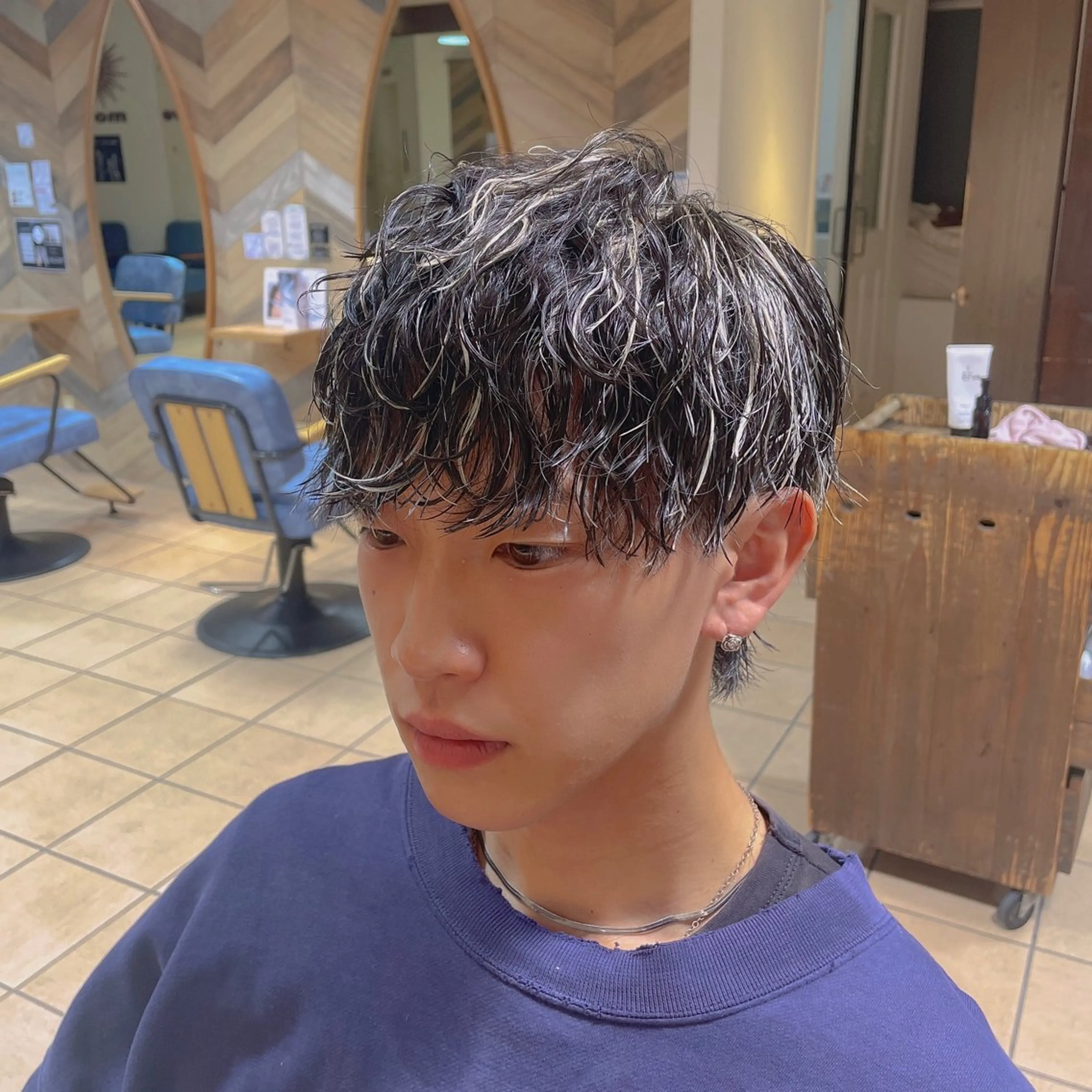 ショート カラー パーマ メンズ メンズハイライト 波巻きパーマ ハイライトカラー ハイライト カット ヘアカラー パーマ すげ さやかのヘアスタイル