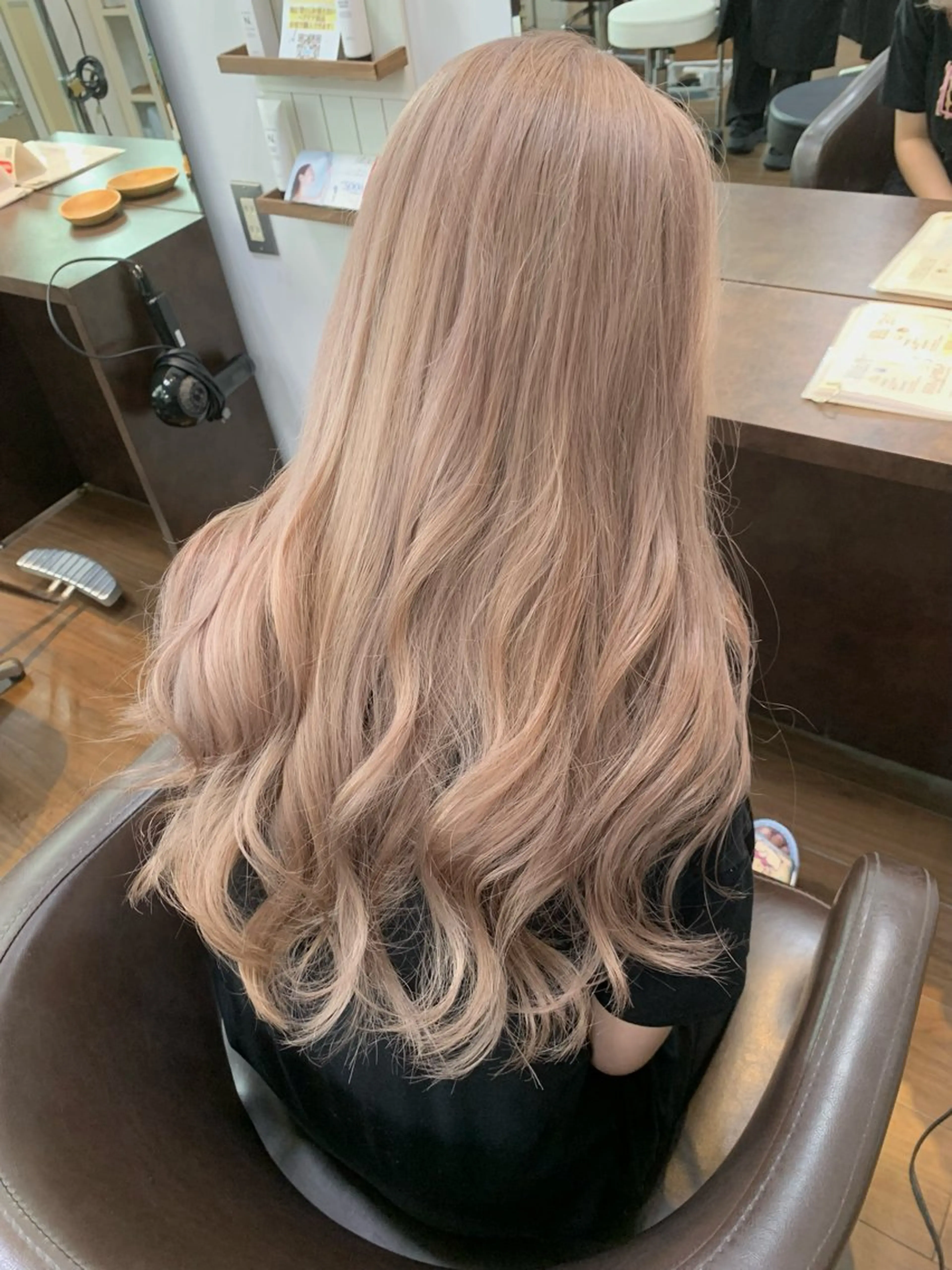 ロング カラー ベージュカラー ハイトーンカラー ハイトーンベージュ ミルクティーベージュ ホワイトベージュ ヘアカラー トリートメント 小笠原 菜緒のヘアスタイル