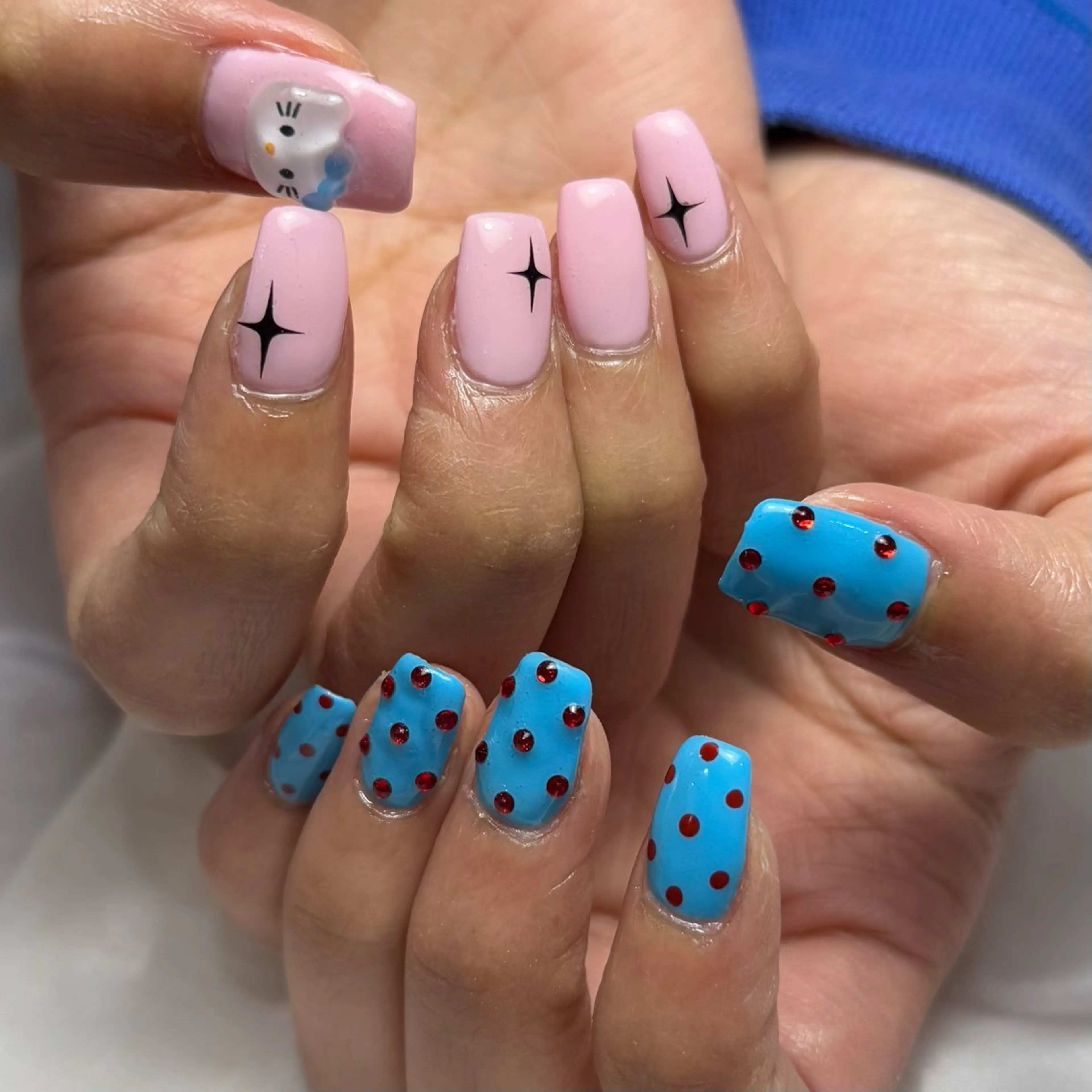 ネイル ブルー ドット ピンク ハンドネイル Ray nail natsu🎀のネイルデザイン