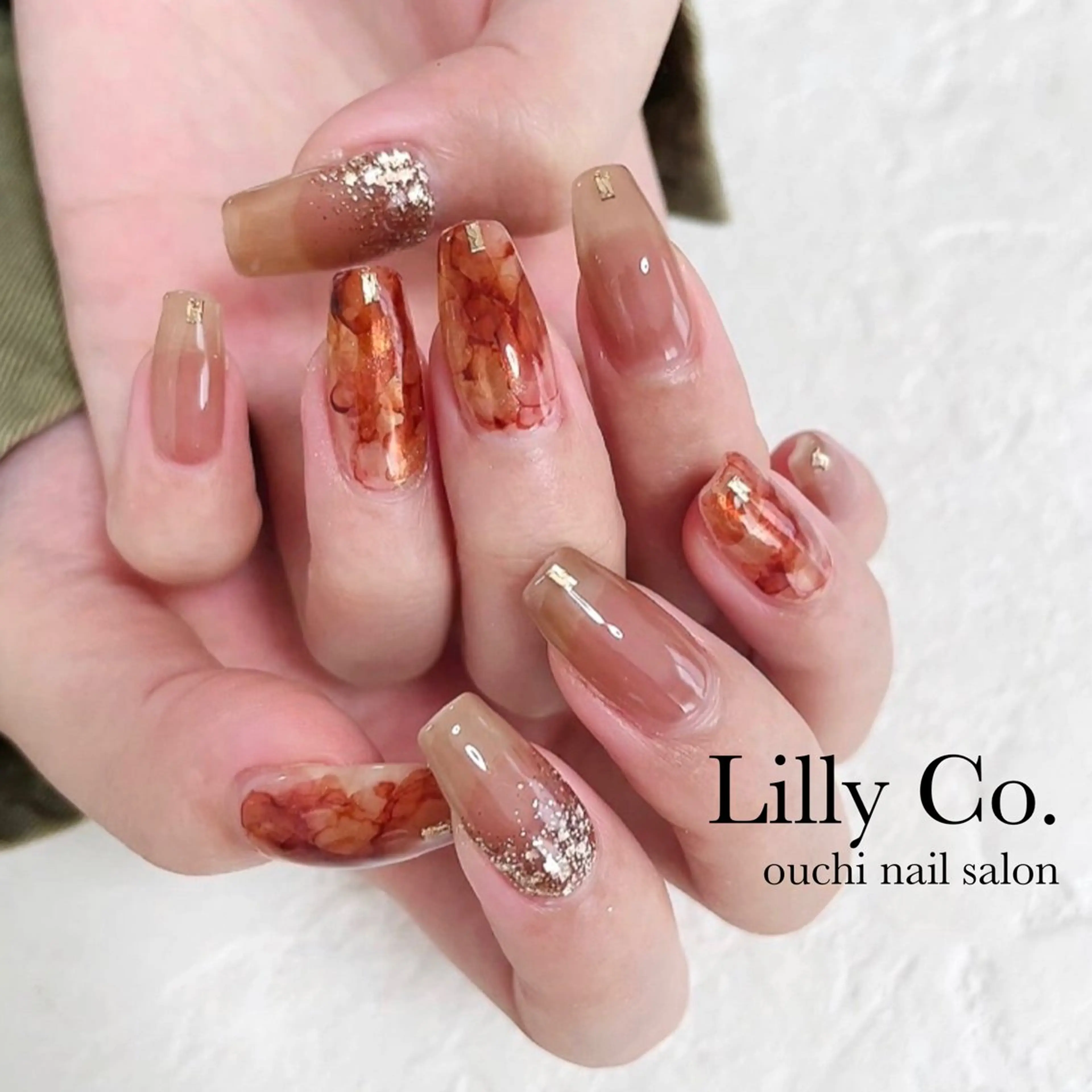 ネイル アートネイル ブラウン ゴールド ニュアンスネイル ハンドネイル ハンドケア Lilly Co.のネイルデザイン