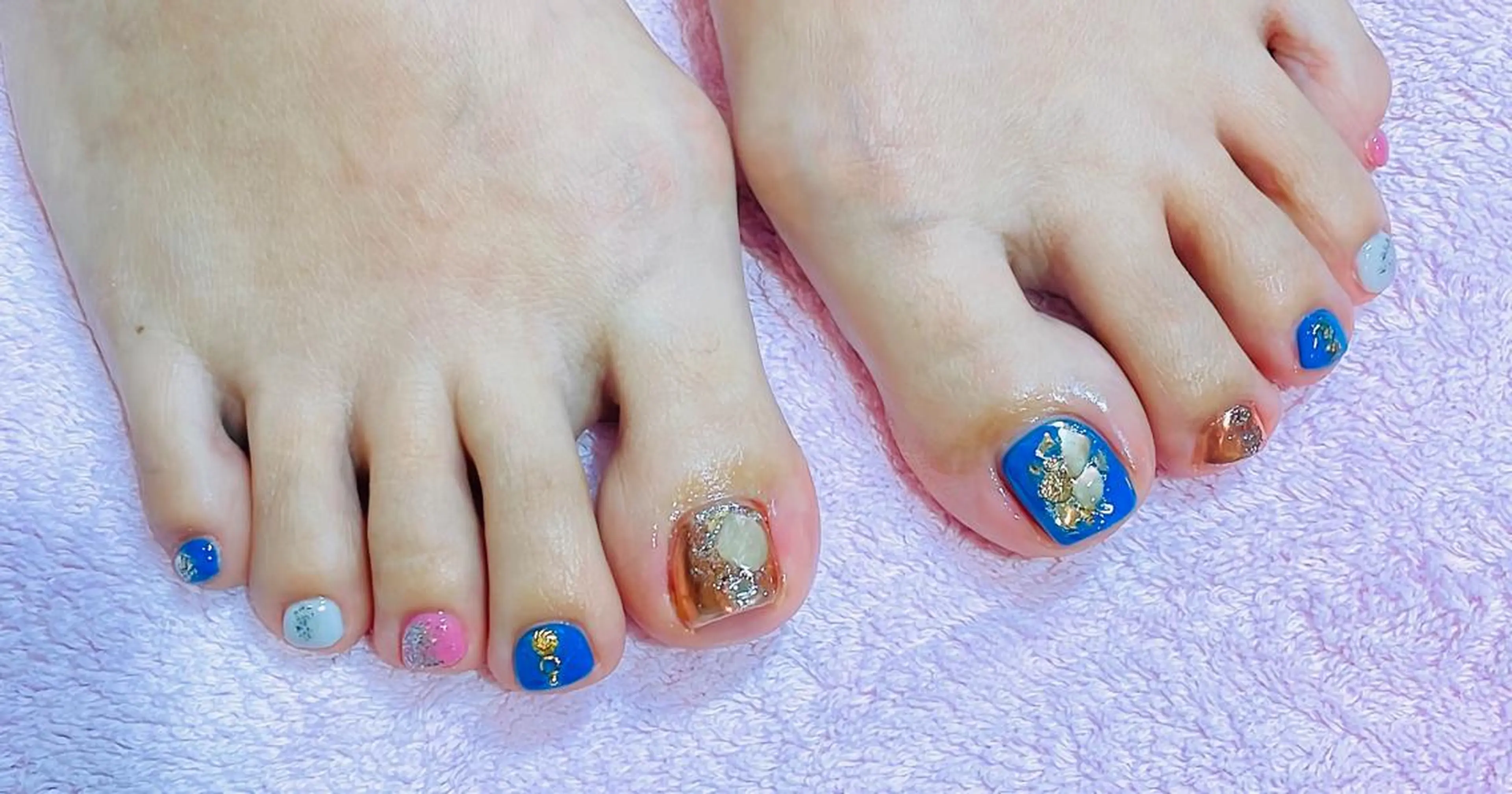 ネイル フットネイル VIERU 🌈🎀💖のネイルデザイン