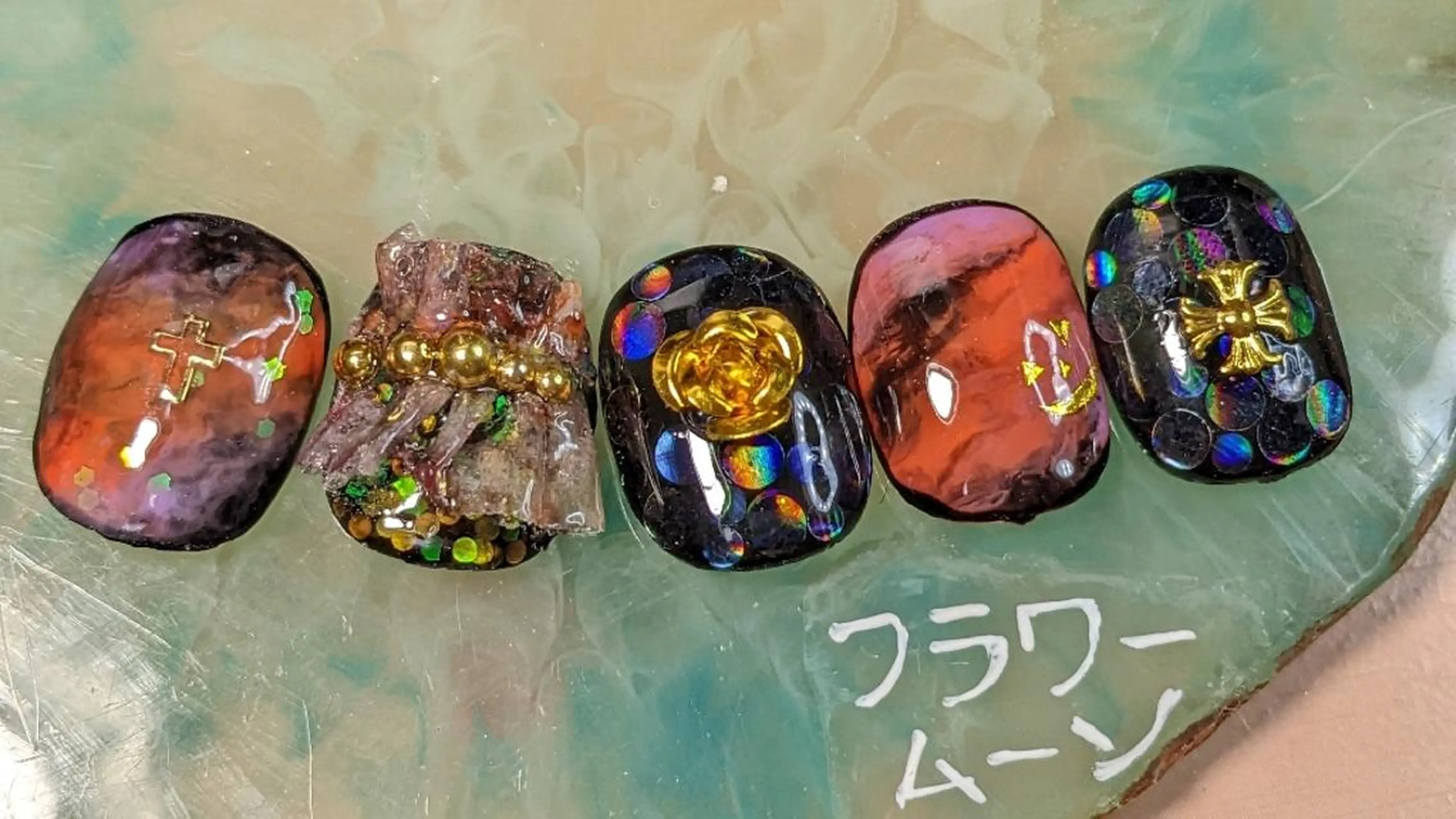 ネイル ハロウィン ネイルチップ フラワー ムーンのネイルデザイン