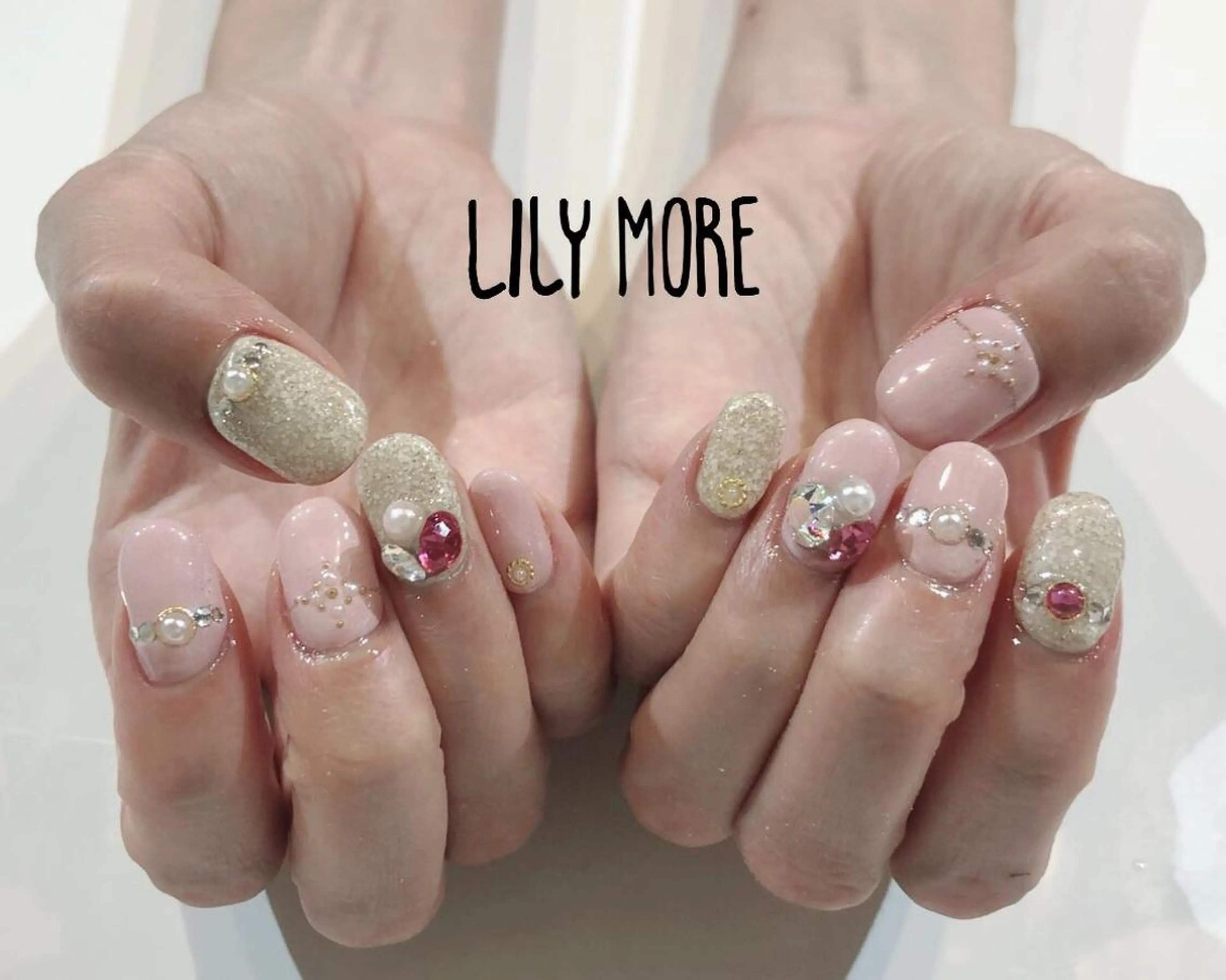 ネイル ストーンネイル Lily closetのネイルデザイン