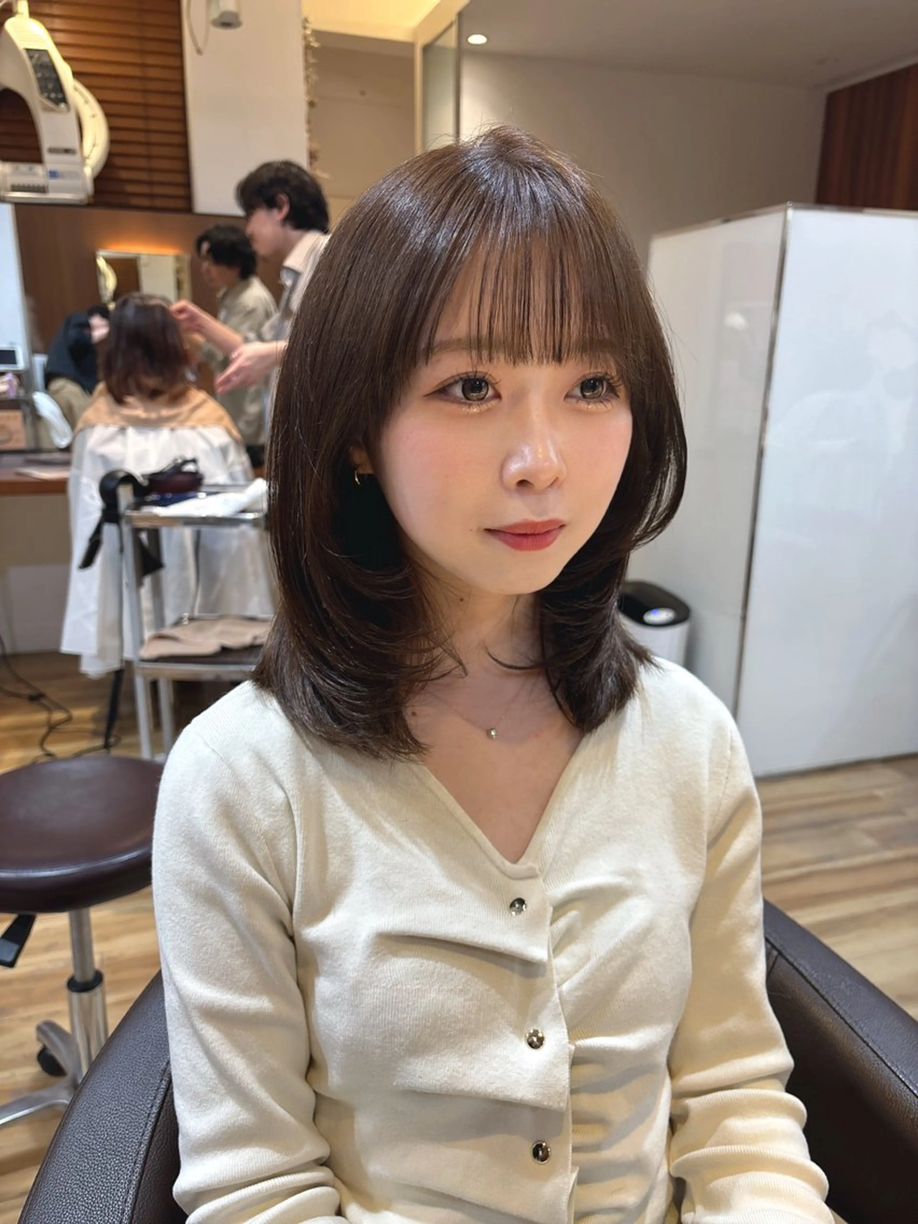 ミディアム カラー ミディアムレイヤー ベージュカラー オリーブベージュ レイヤーカット レイヤーカット /透明感/千葉怜寿のヘアスタイル