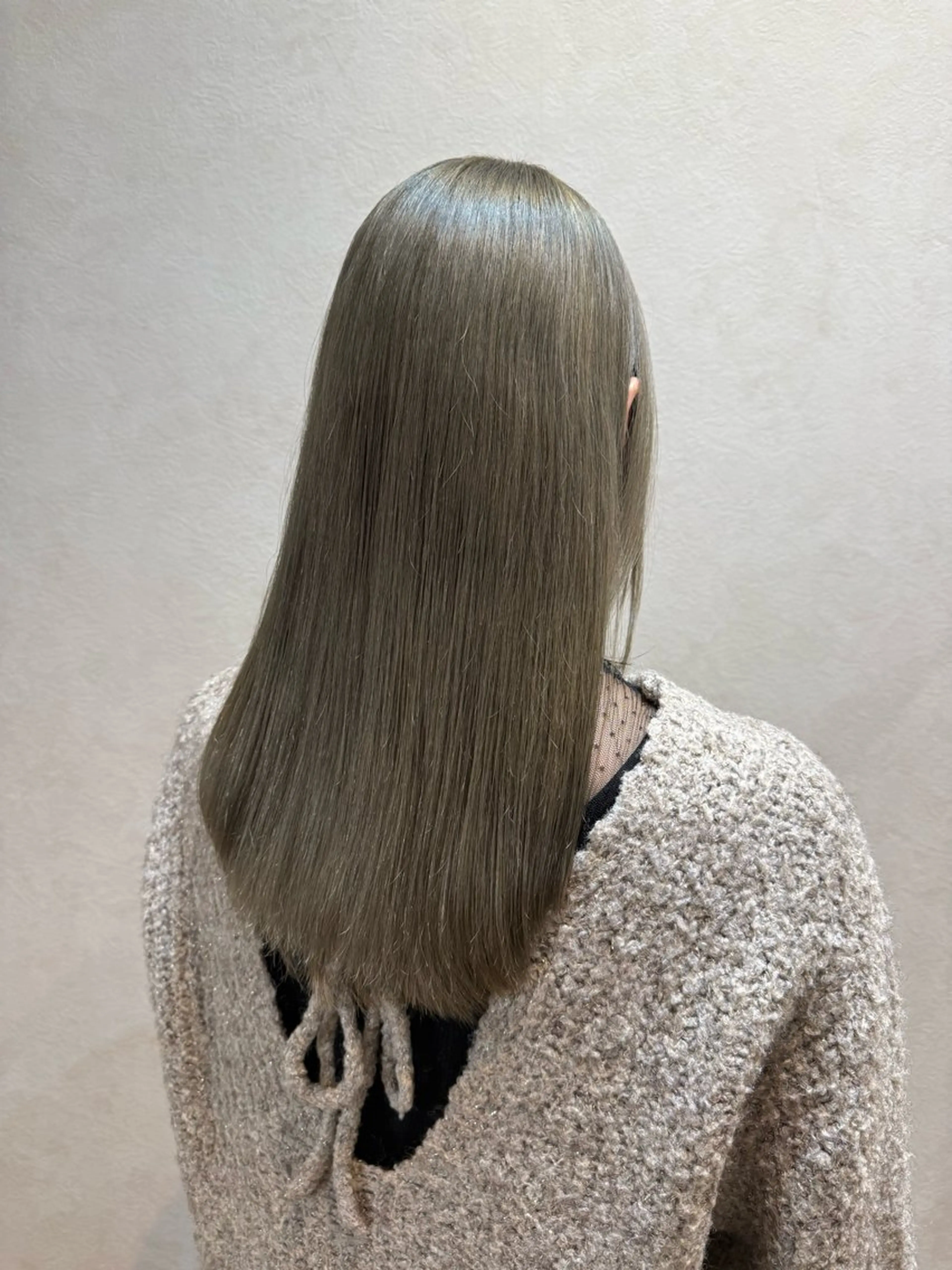 セミロング ヘアカラー newi まーぼーのヘアスタイル