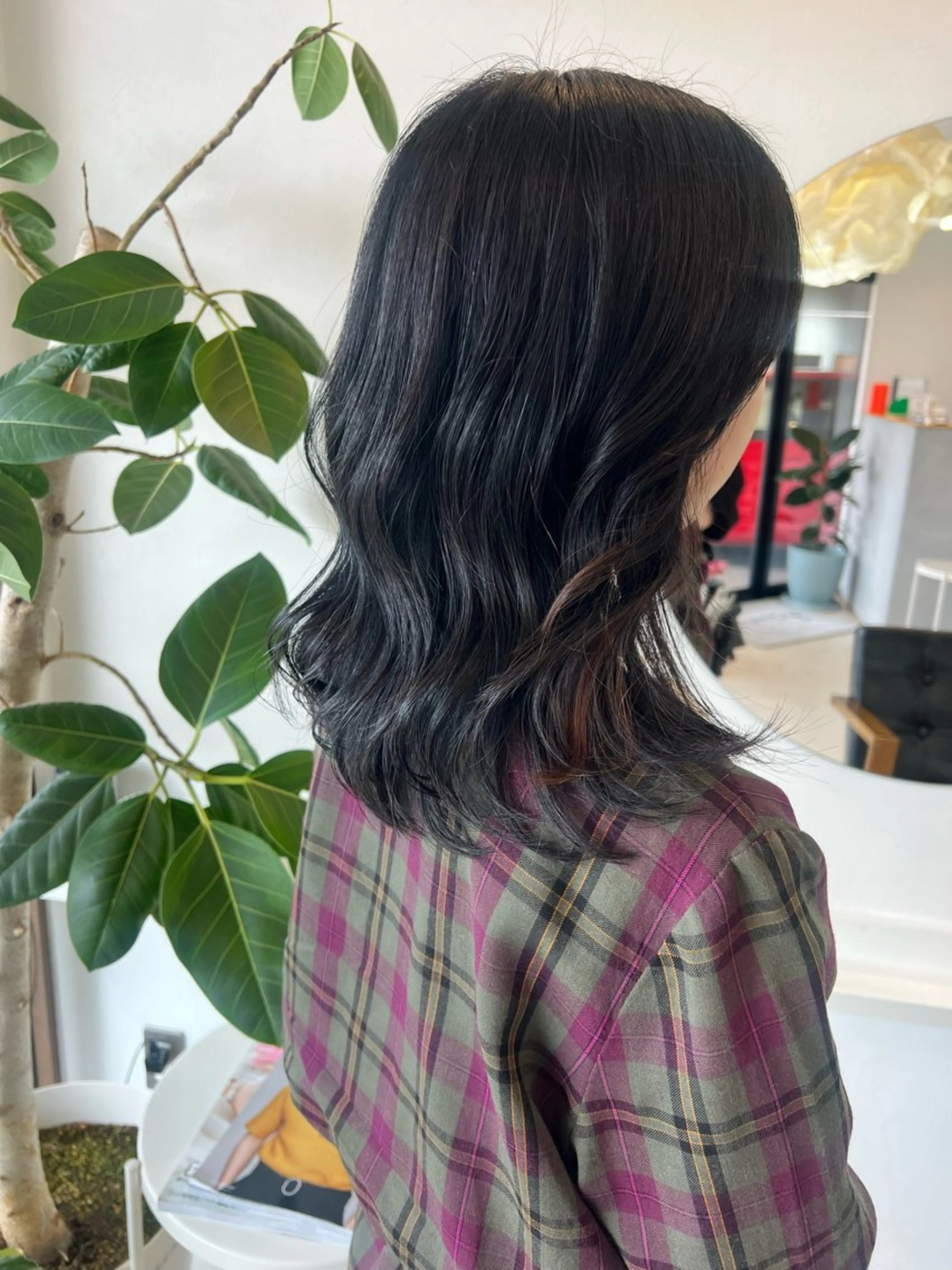 ミディアム レイヤーカット カット トリートメント カドムラ モエのヘアスタイル