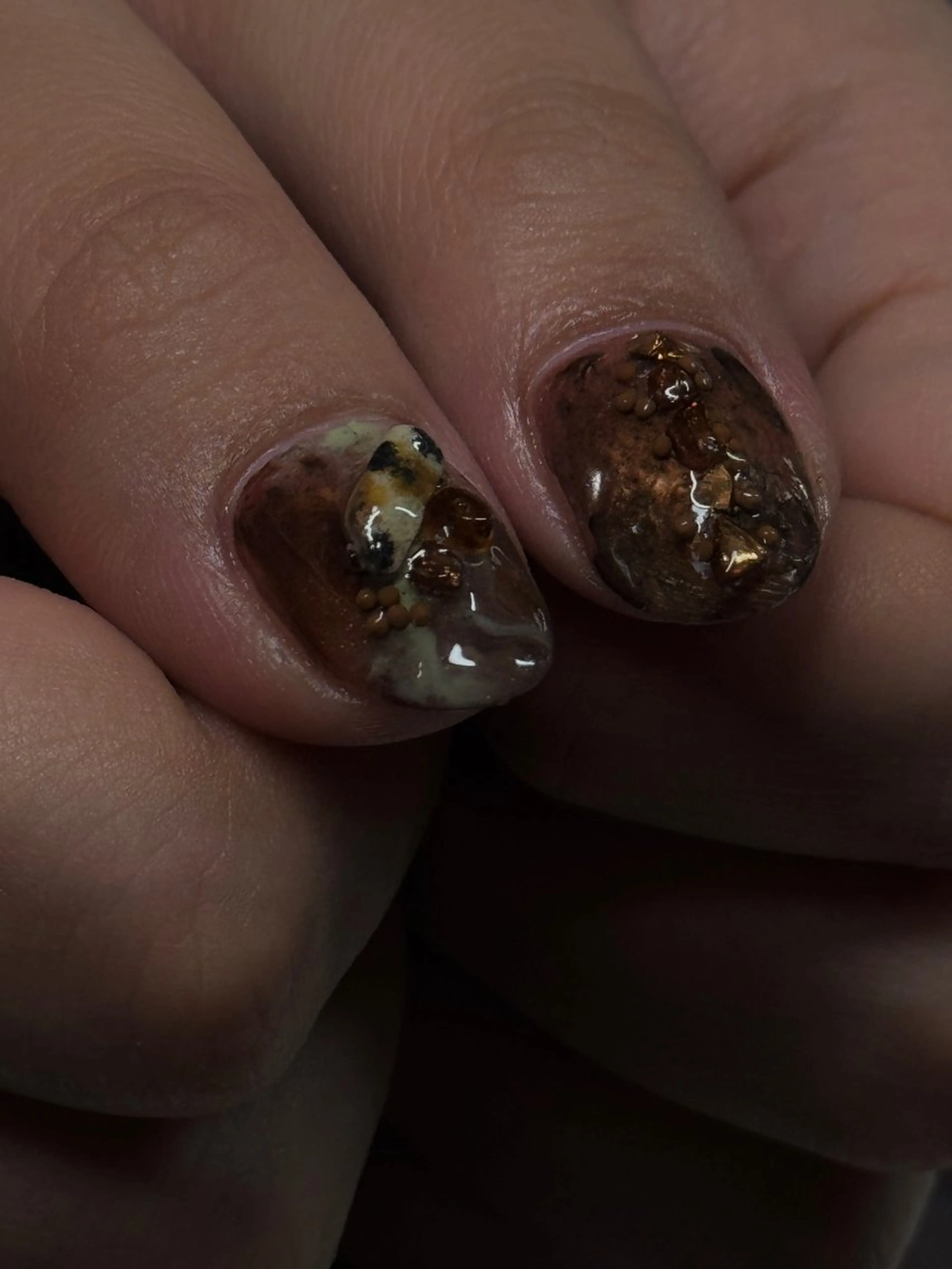 ネイル ブラウン ニュアンスネイル ストーンネイル Be Colorful 新宿店所属・岩井 柚樹のネイルデザイン