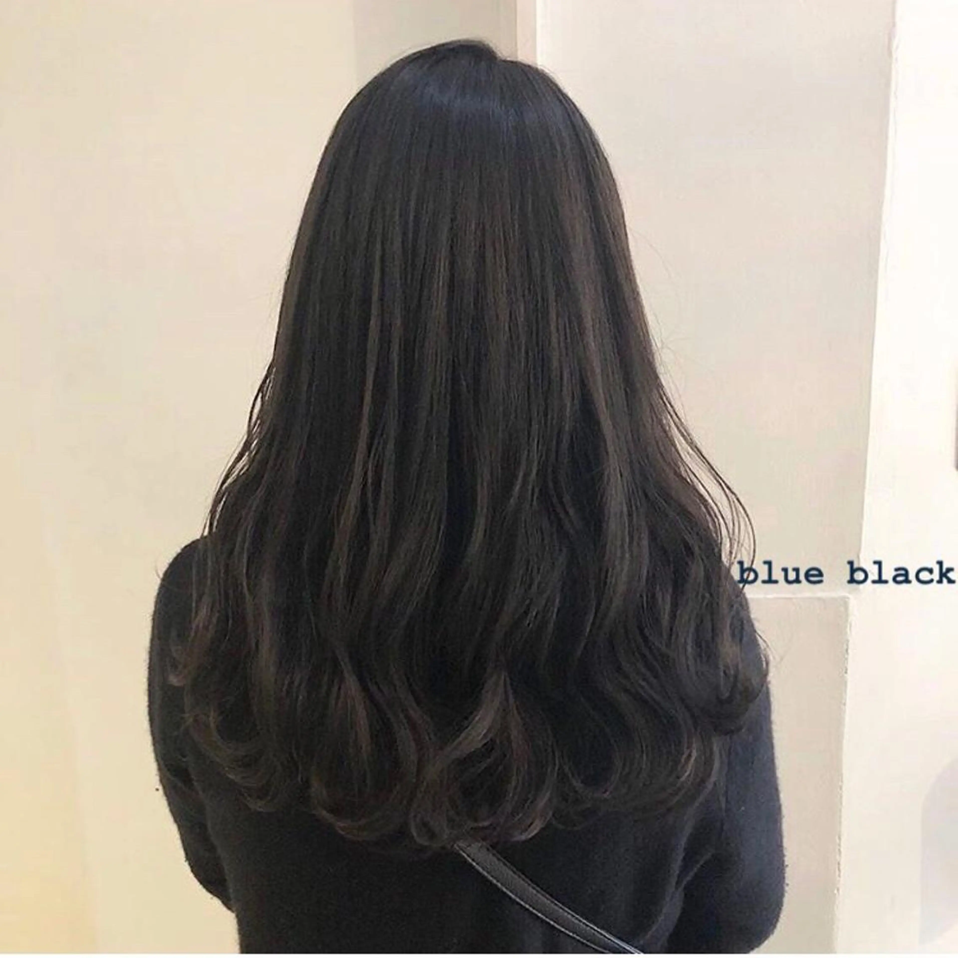 ロング カラー アッシュ 黒髪 ブリーチ ブルーカラー ブルーブラック 原 朱莉のヘアスタイル