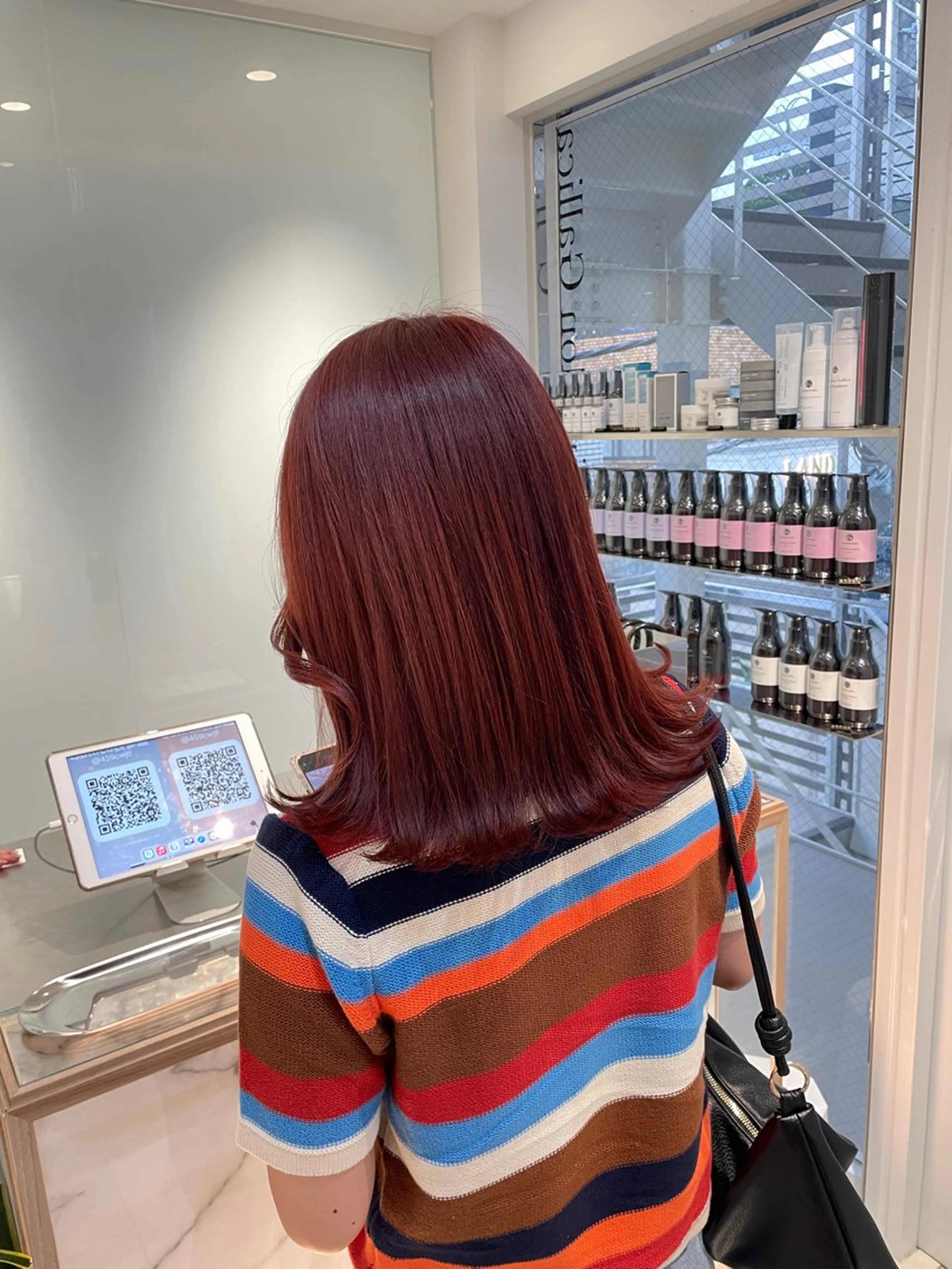 ミディアム カラー ヘアアレンジ ブリーチ ダブルカラー ブリーチなしカラー レッドカラー 縮毛矯正 ヘアカラー トリートメント ヘアセット 艶髪✨寒色カラー✨ 翁長孝輔のヘアスタイル