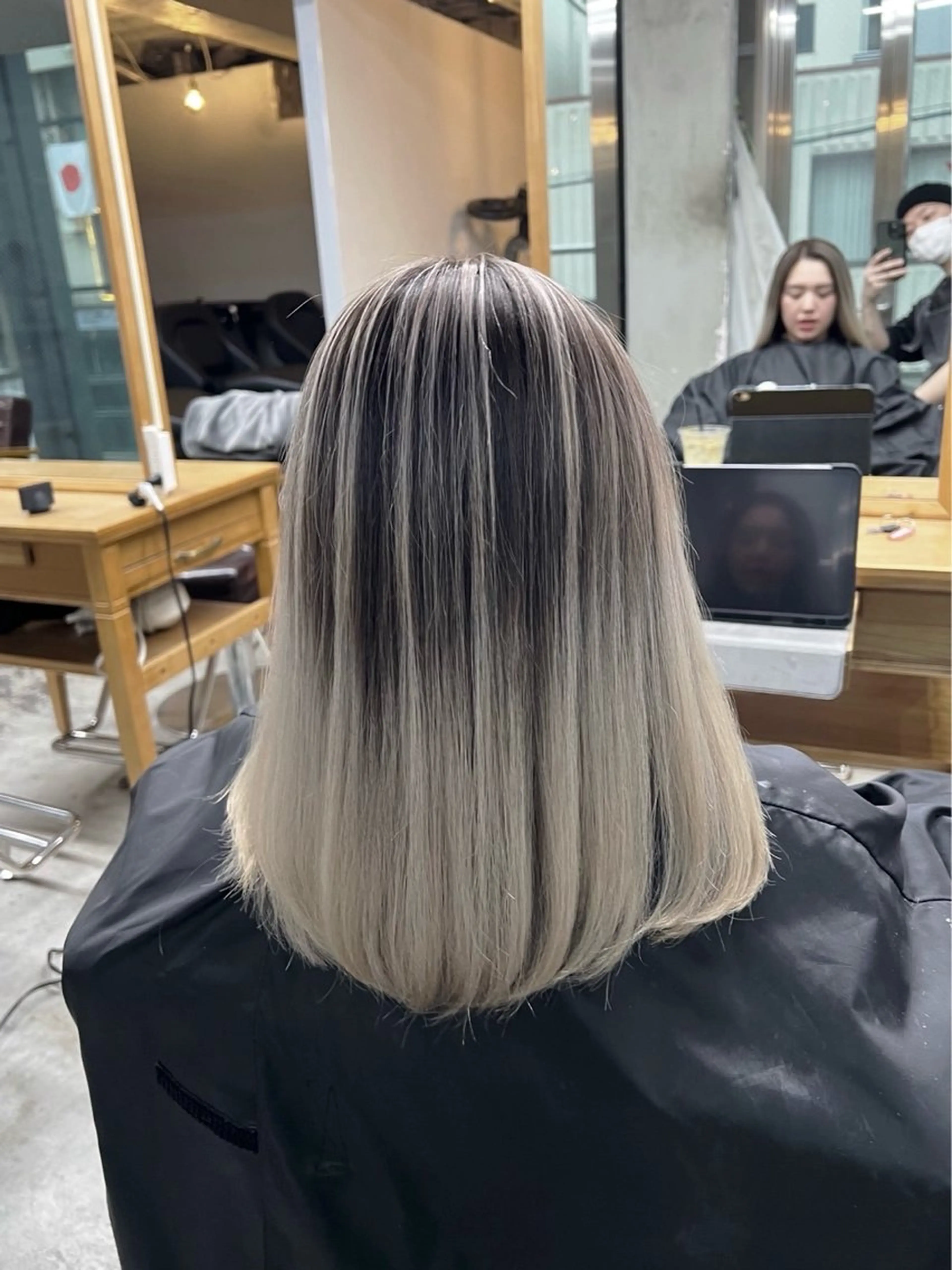 ミディアム カラー バレイヤージュ シルバー ホワイトシルバー レイヤーカット ヘアカラー トリートメント ROBIN所属・指名数No.1 /NAOYAのヘアスタイル