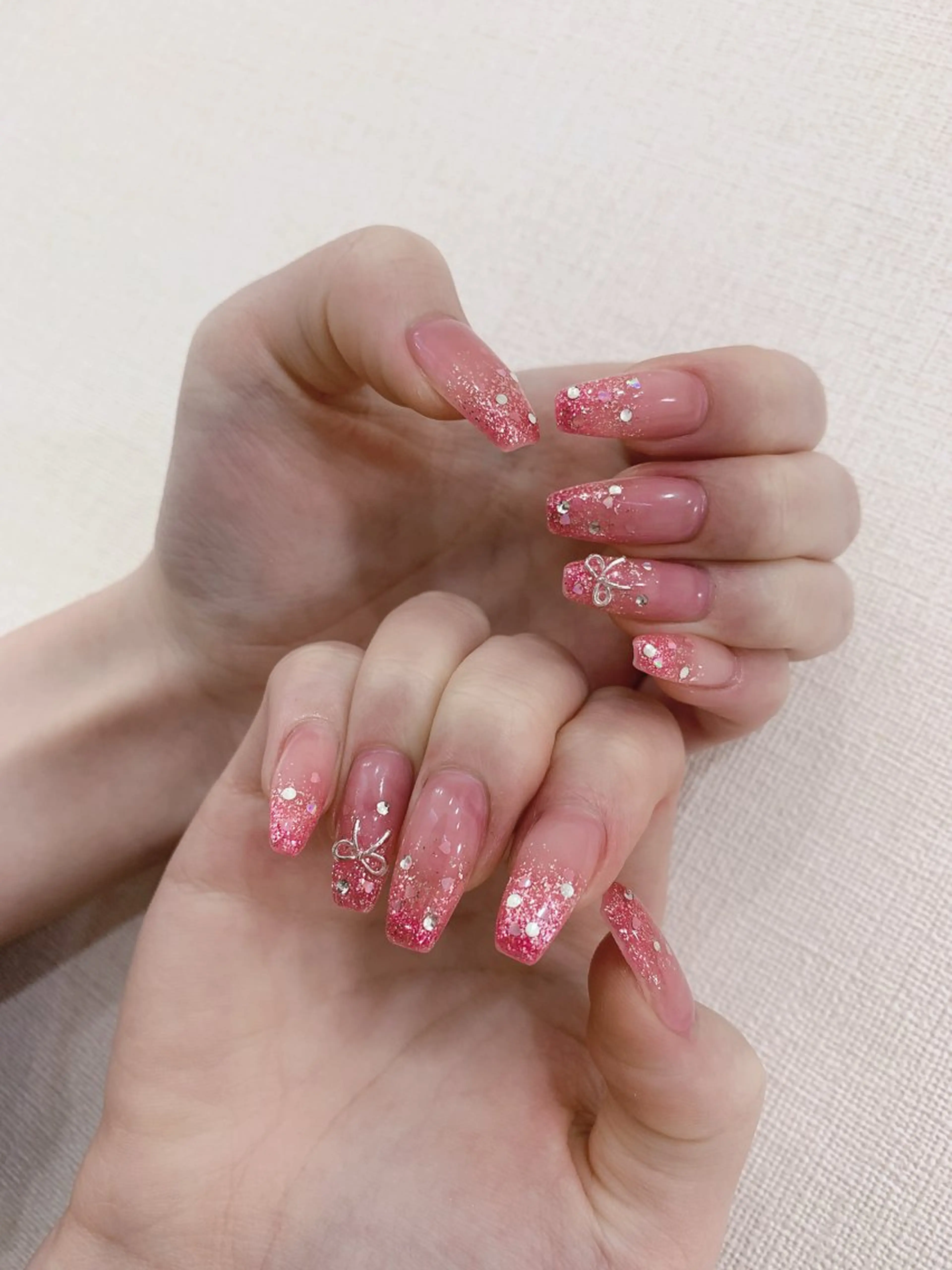 ネイル キラキラネイル シンプルネイル 春ネイル ワンホンネイル ハンドネイル Rainbow Nailのネイルデザイン