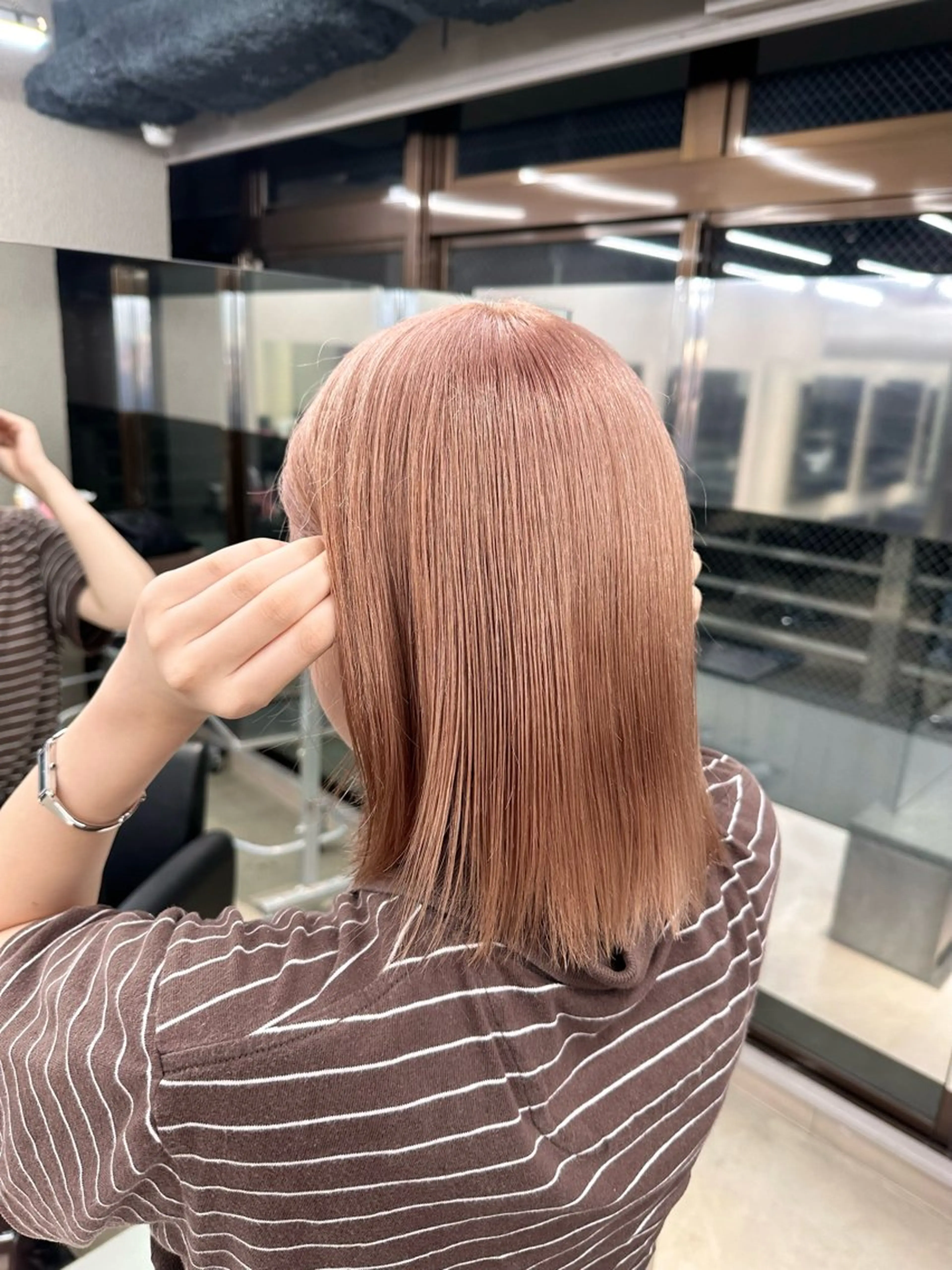 ミディアム レイヤーカット トリートメント ハイトーン/ 縮毛矯正のヘアスタイル