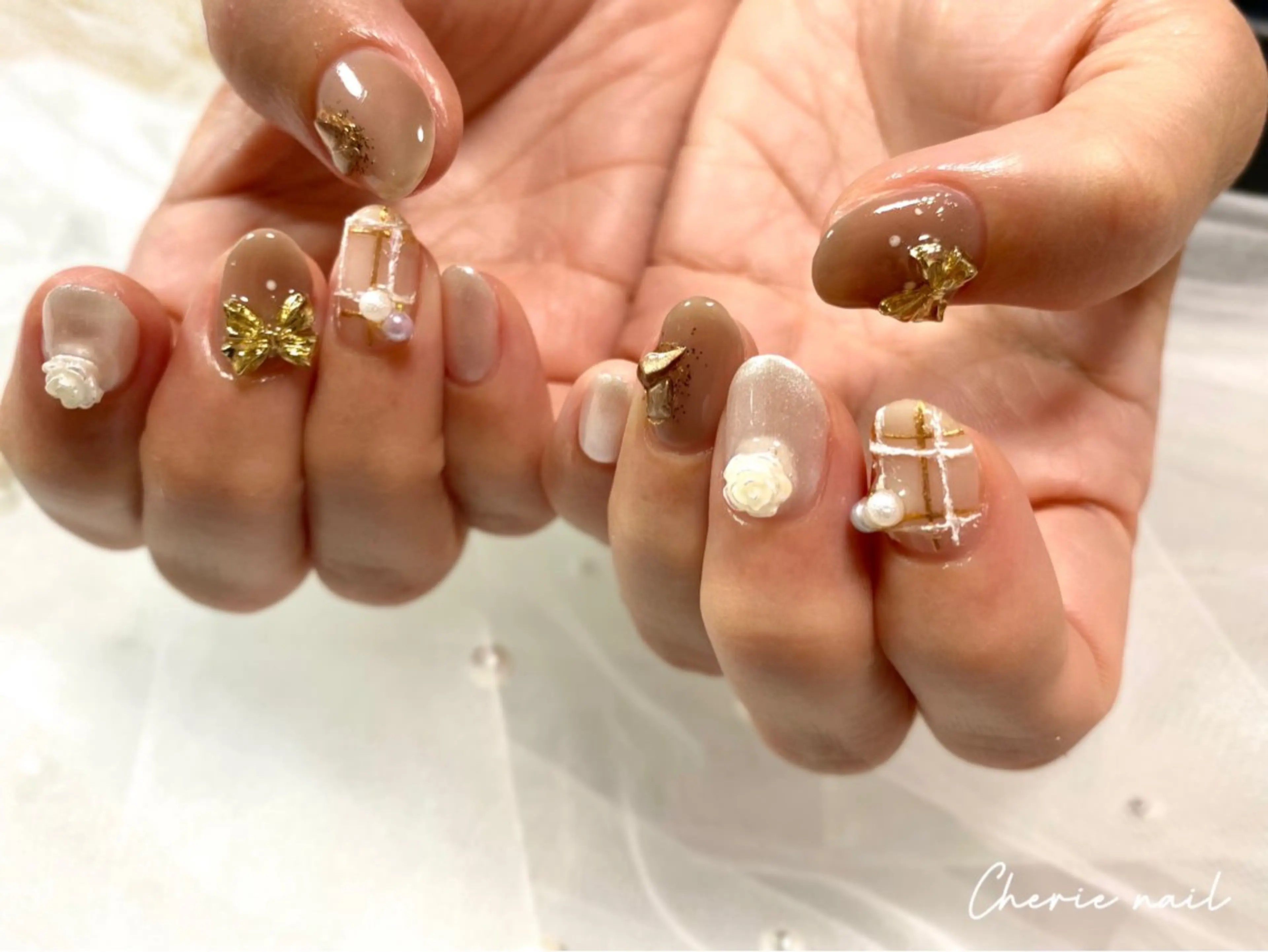 ネイル ブラウン ジェルネイル リボン ホワイト 冬ネイル ハンドネイル Cherienail yunaのネイルデザイン