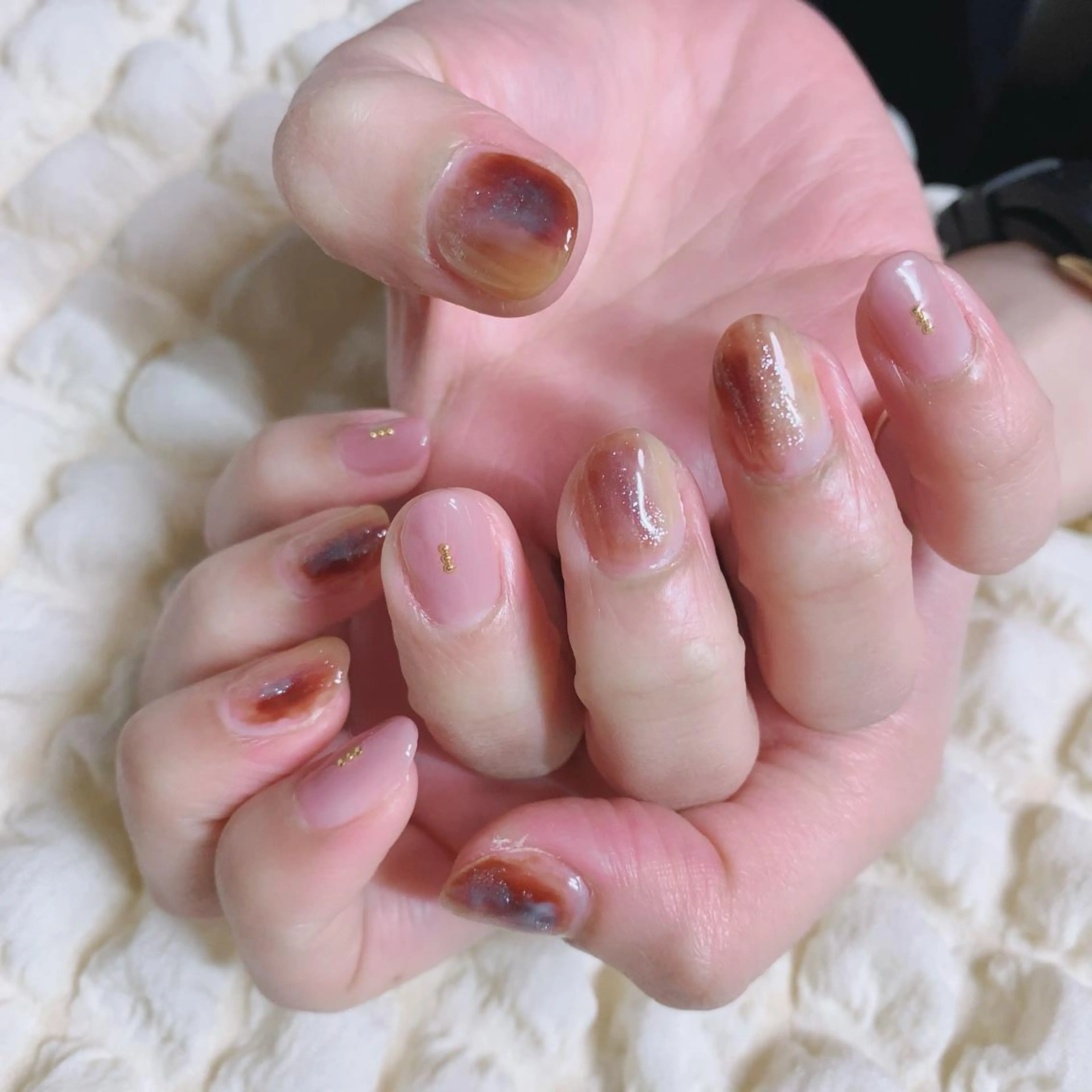 ネイル アートネイル ブラウン キラキラネイル ラメ(グリッター) マジョリカ ブルーのネイルデザイン