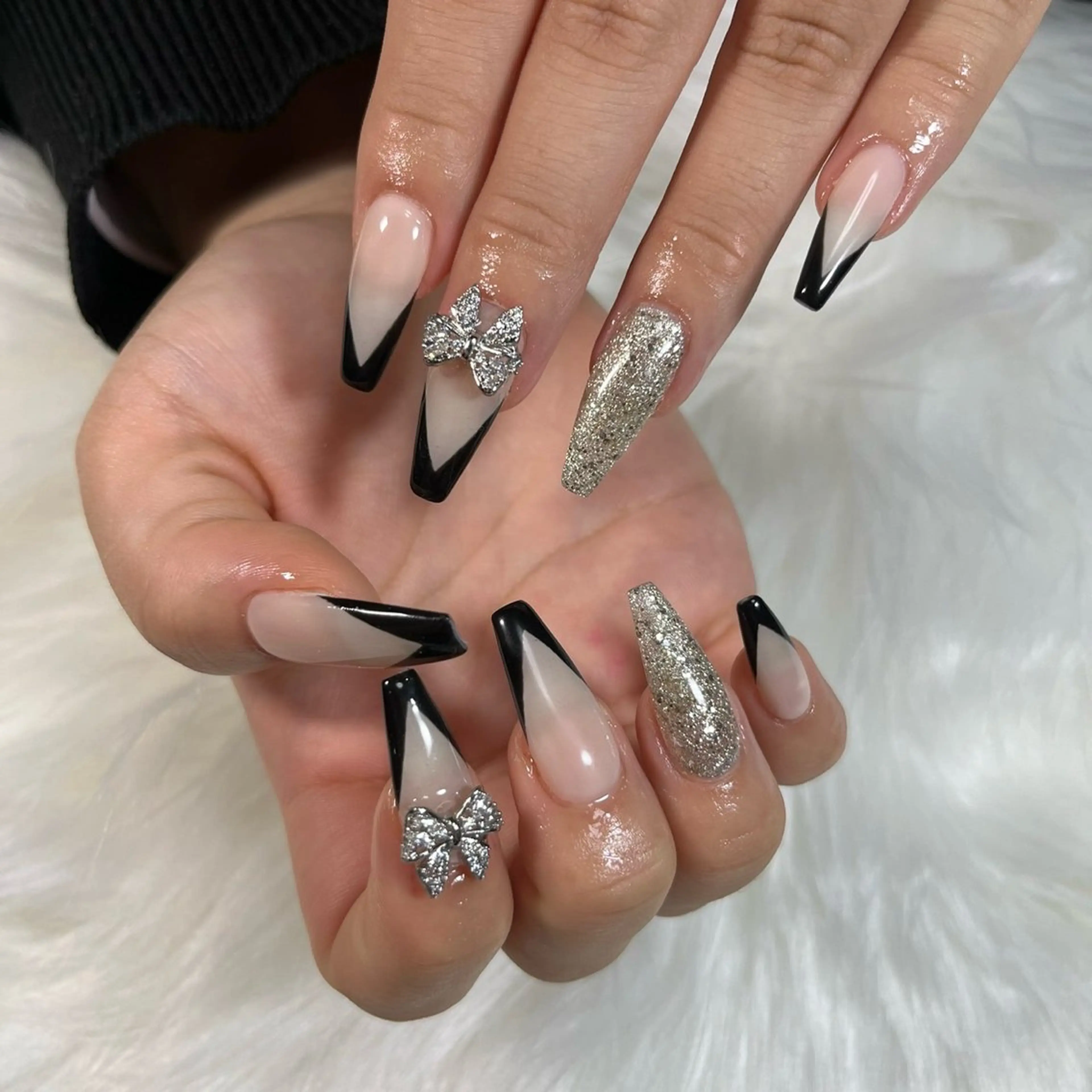 ネイル フレンチネイル キラキラネイル リボン ハンドネイル Nana nail所属・NANA NAILのネイルデザイン