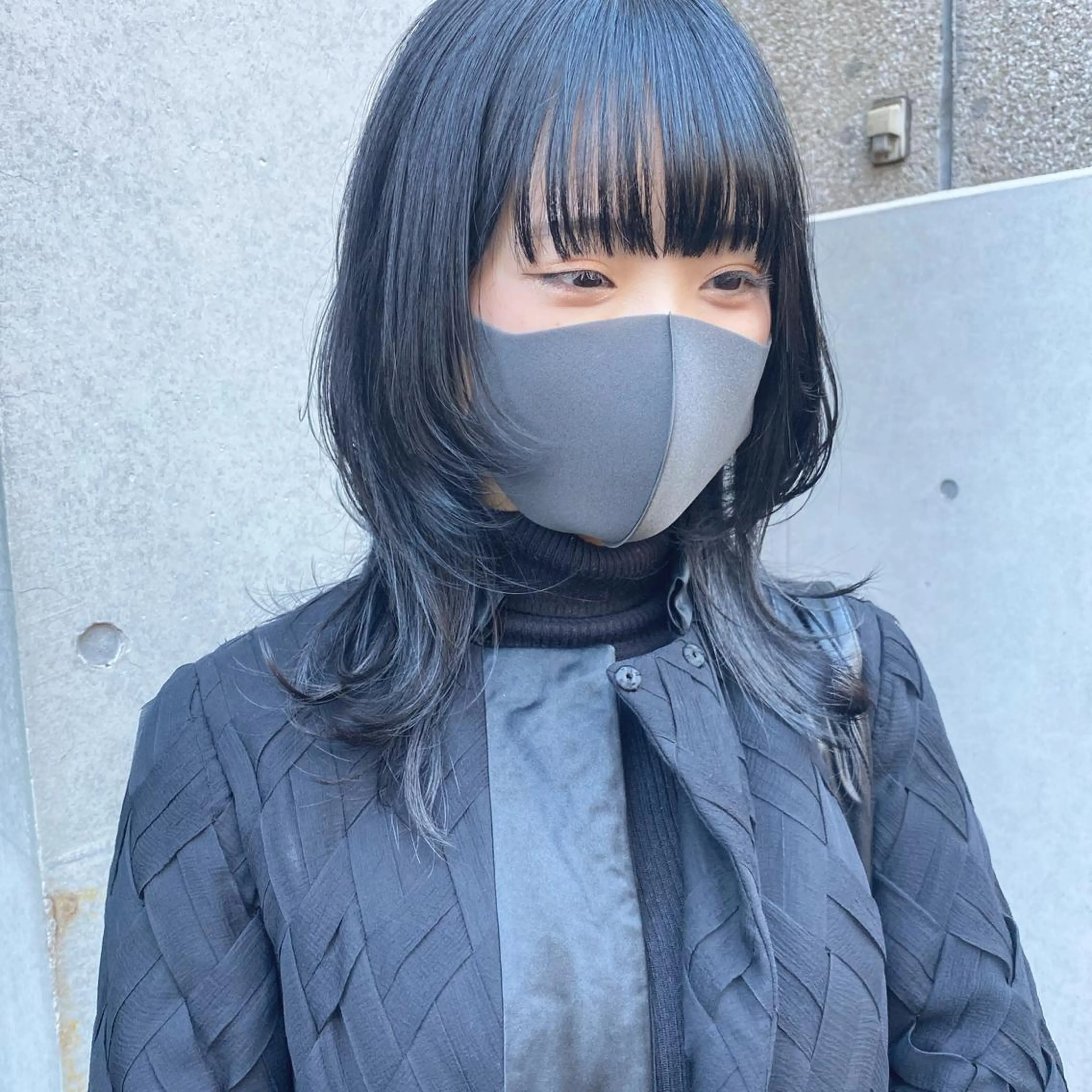 ミディアム カラー ネイビーカラー ウルフカット やまもと さえのヘアスタイル