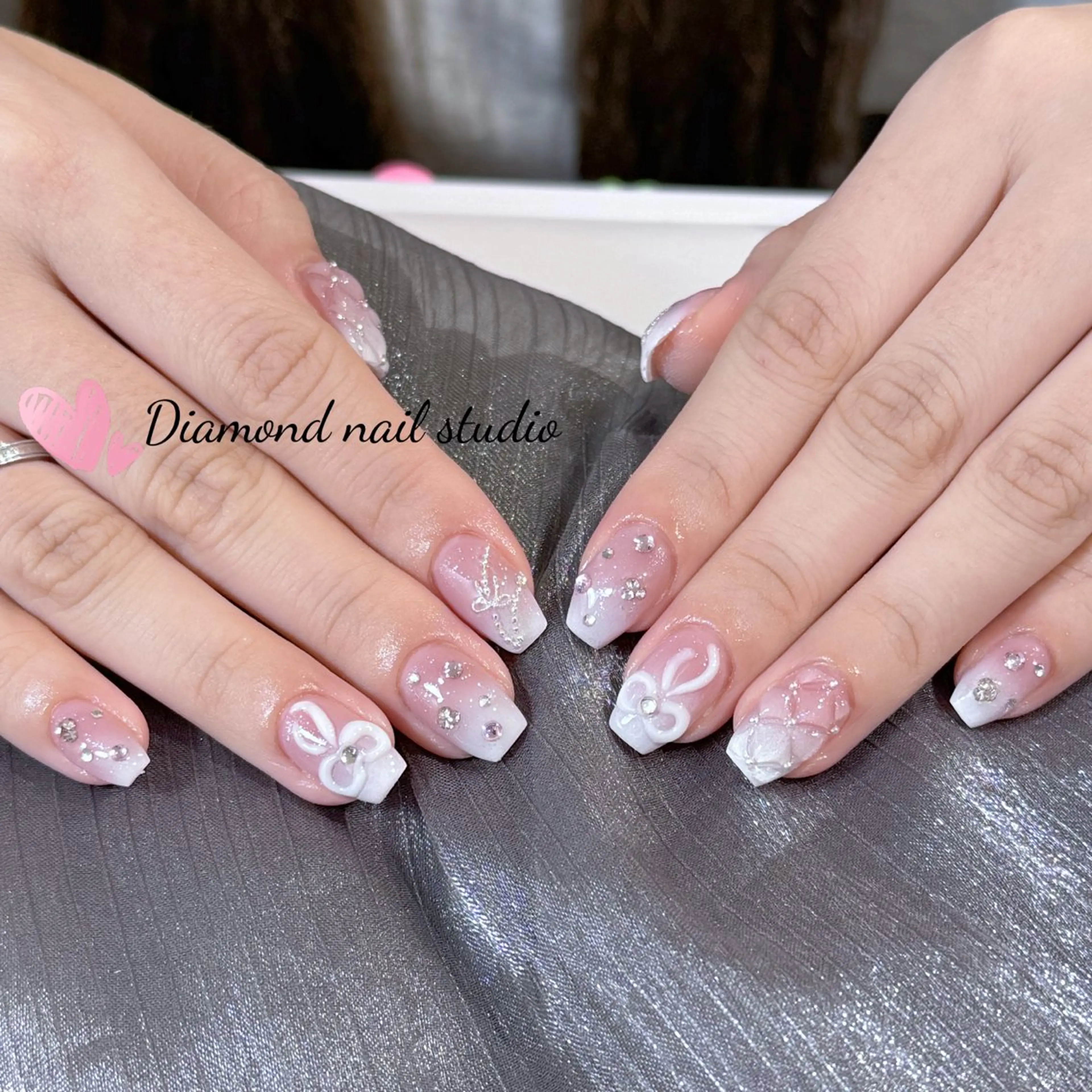 ネイル アートネイル オーロラネイル フラッシュネイル ガーリー キラキラネイル ハンドネイル Una NAILMANAMIのネイルデザイン