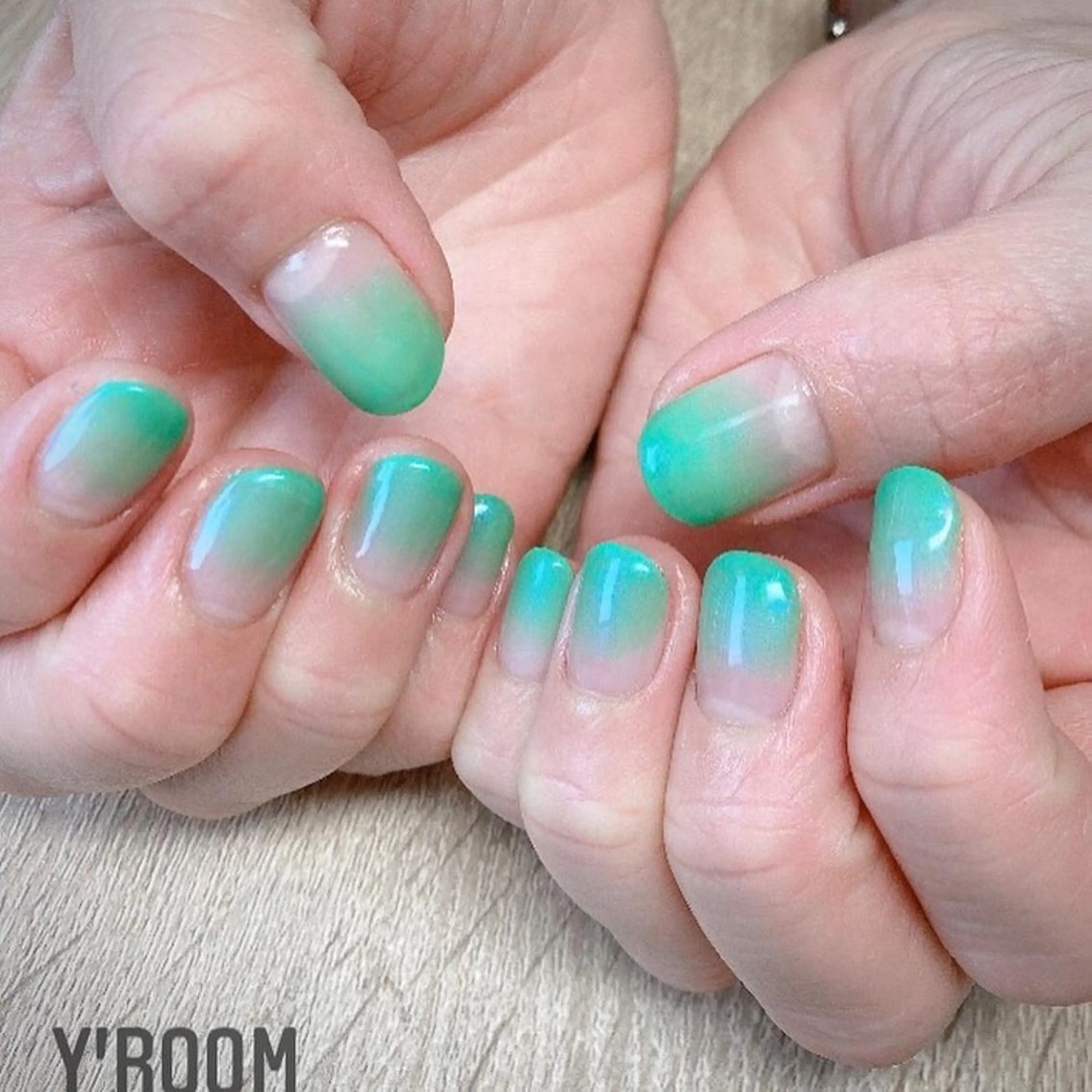 ネイル オーロラネイル フラッシュネイル フットネイル ジェルネイル グリーン ハンドネイル YUKA （ネイリスト）のネイルデザイン