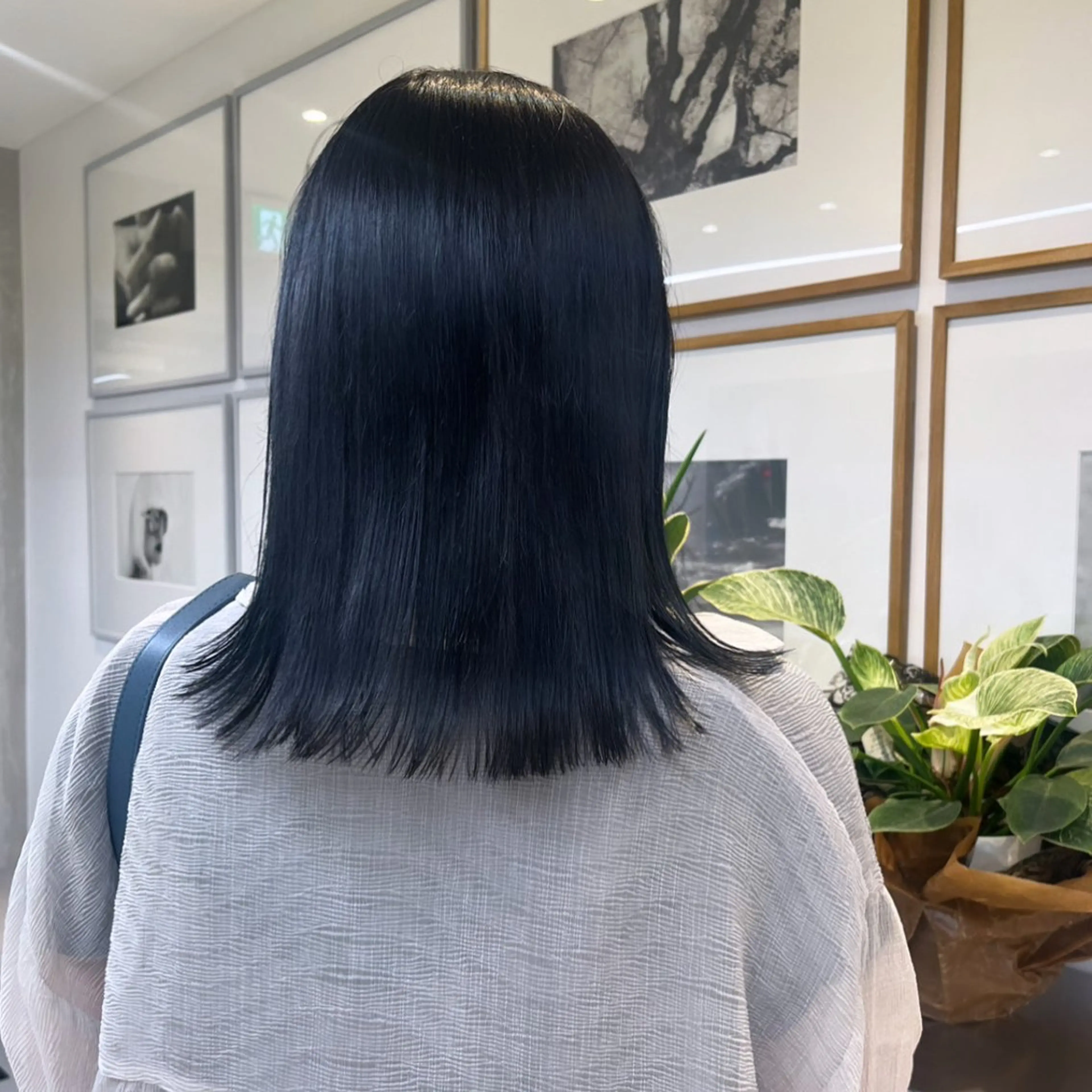 ミディアム カラー 黒髪 ブリーチ ブルーカラー ブルーブラック ブルージュ ヘアカラー トリートメント ヘッドスパ ヘアセット カジュアルを女っぽく 𝗮𝘆𝗮𝗰𝗼のヘアスタイル