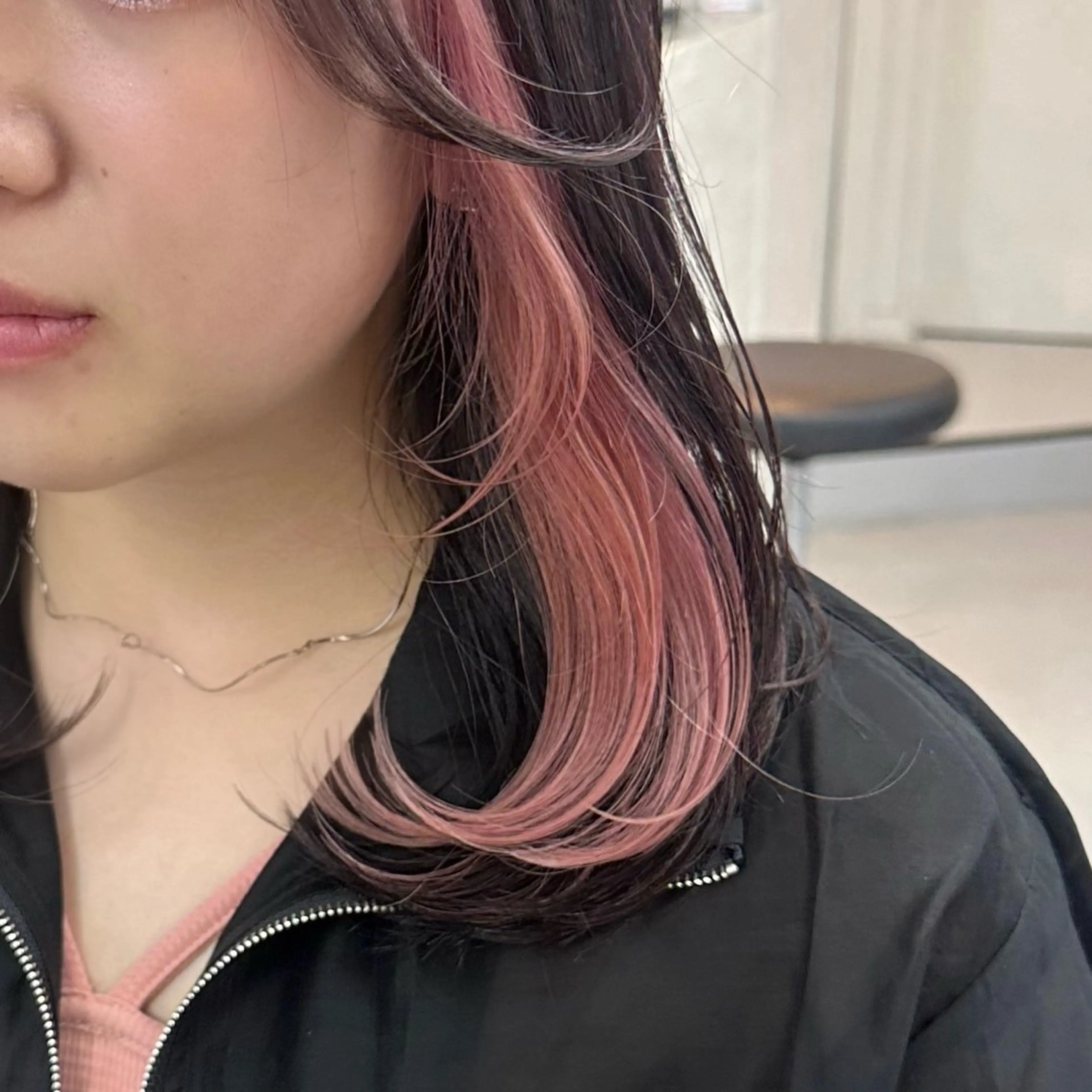 セミロング カラー インナーカラー ピンクカラー レイヤーカット カット ヘアカラー トリートメント インナーカラー/レイ ヤーカット♡/マキシのヘアスタイル