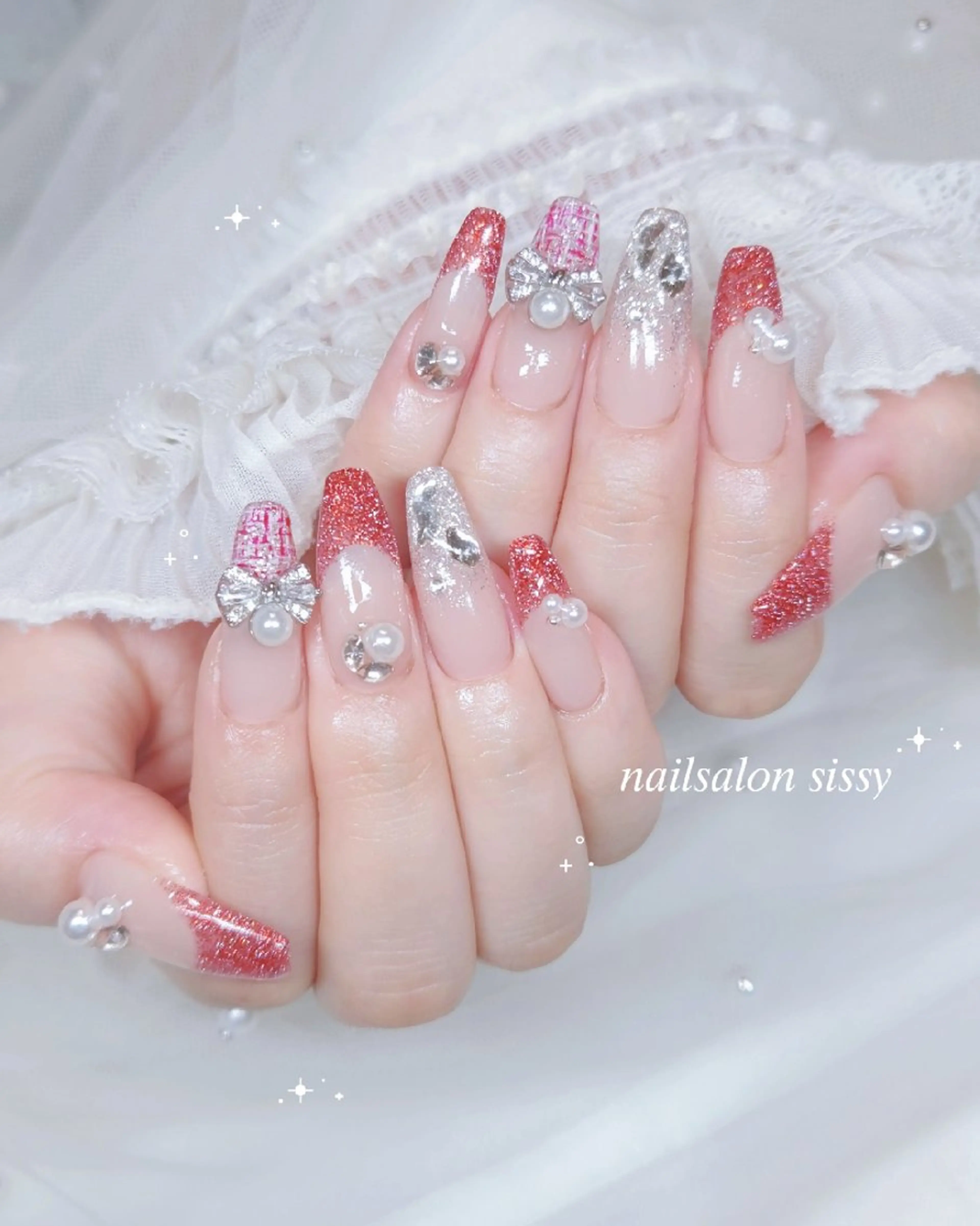 ネイル キラキラネイル リボン ツイードネイル 冬ネイル クリスマス ハンドネイル nailsalon sissy所属・sissy hatsuneのネイルデザイン