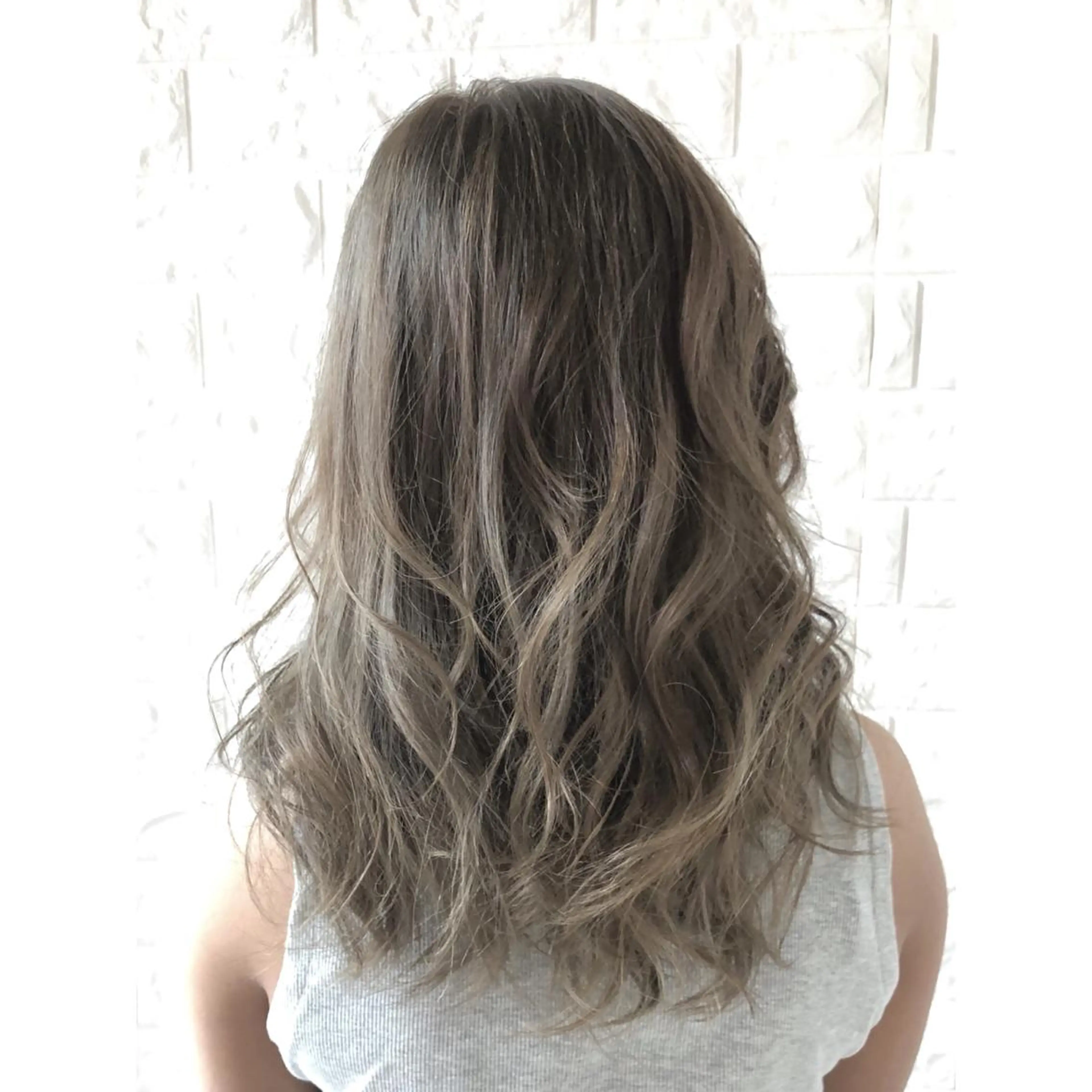 ミディアム カラー アッシュ ベージュカラー ブリーチ 透明感カラー イルミナカラー KIZU 髪質改善 オカルト怪談のヘアスタイル