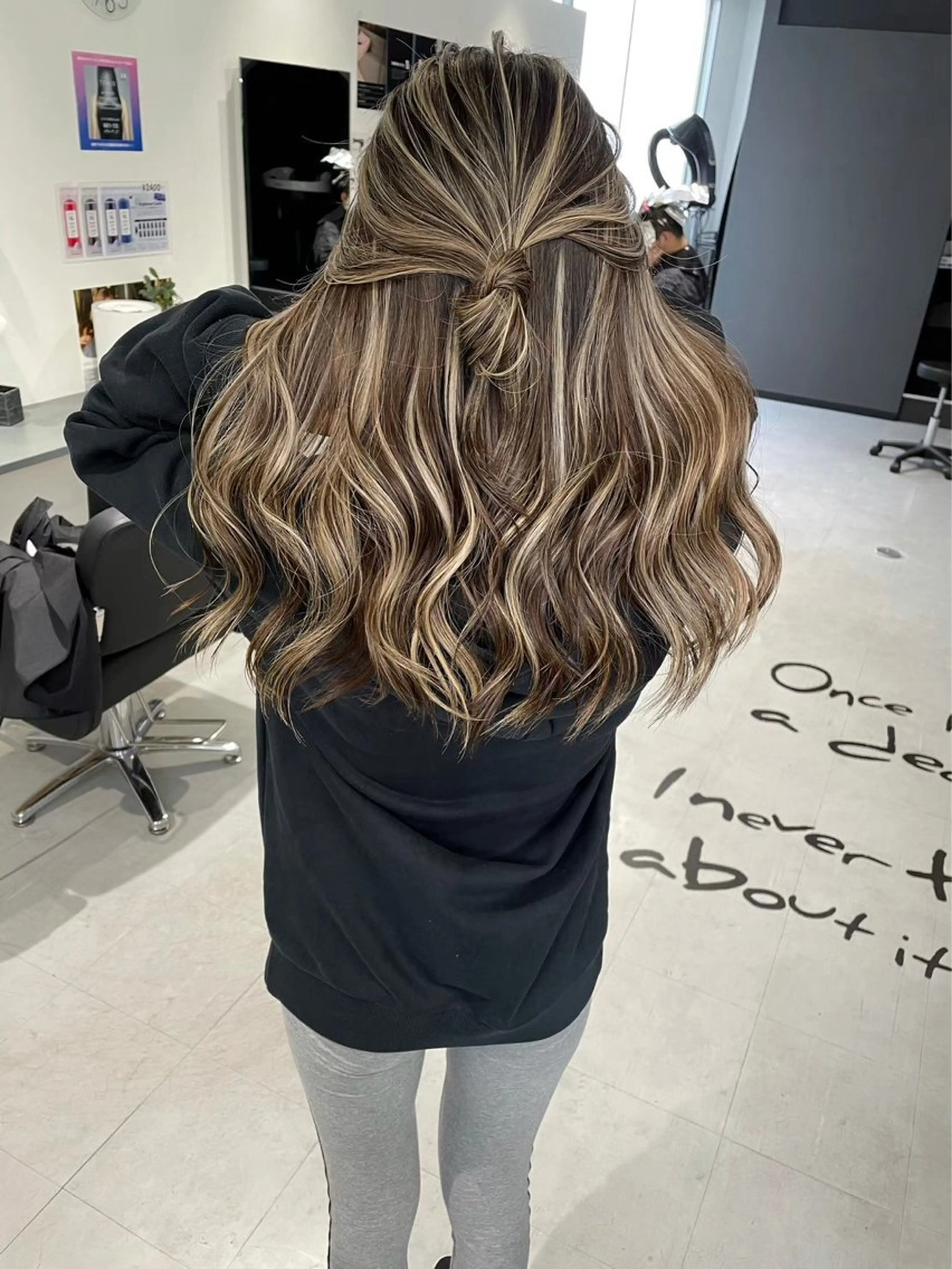 ロング カラー ベージュカラー ブリーチ ハイライトカラー ハイライト 髪質改善SALON MIST+所属・荒金 大翔のヘアスタイル