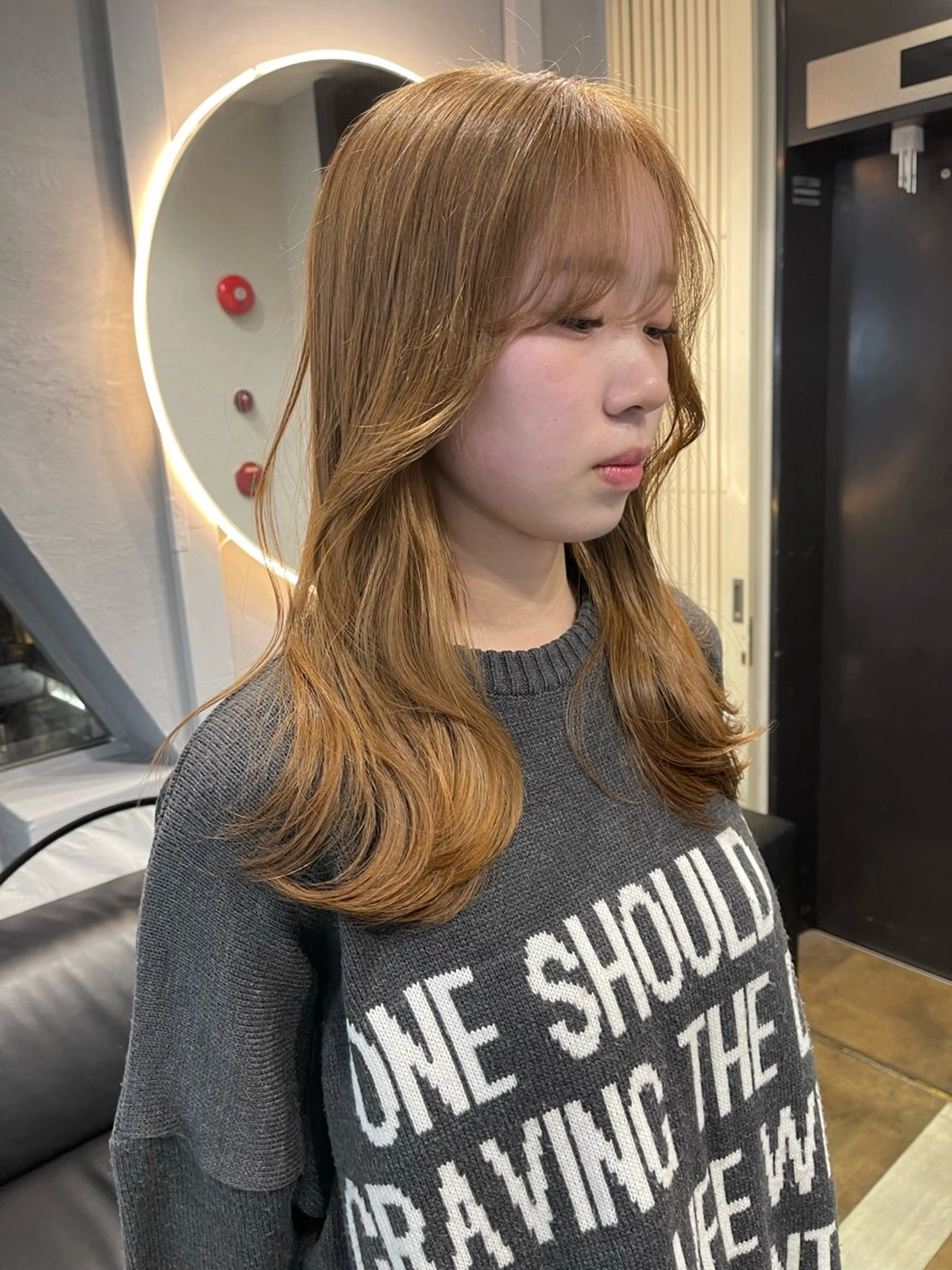 セミロング カラー ベージュカラー ブリーチ ケアブリーチ デザインカラー ダブルカラー ヘアカラー トリートメント TATSUブリーチ/ ミルクティーベージュのヘアスタイル