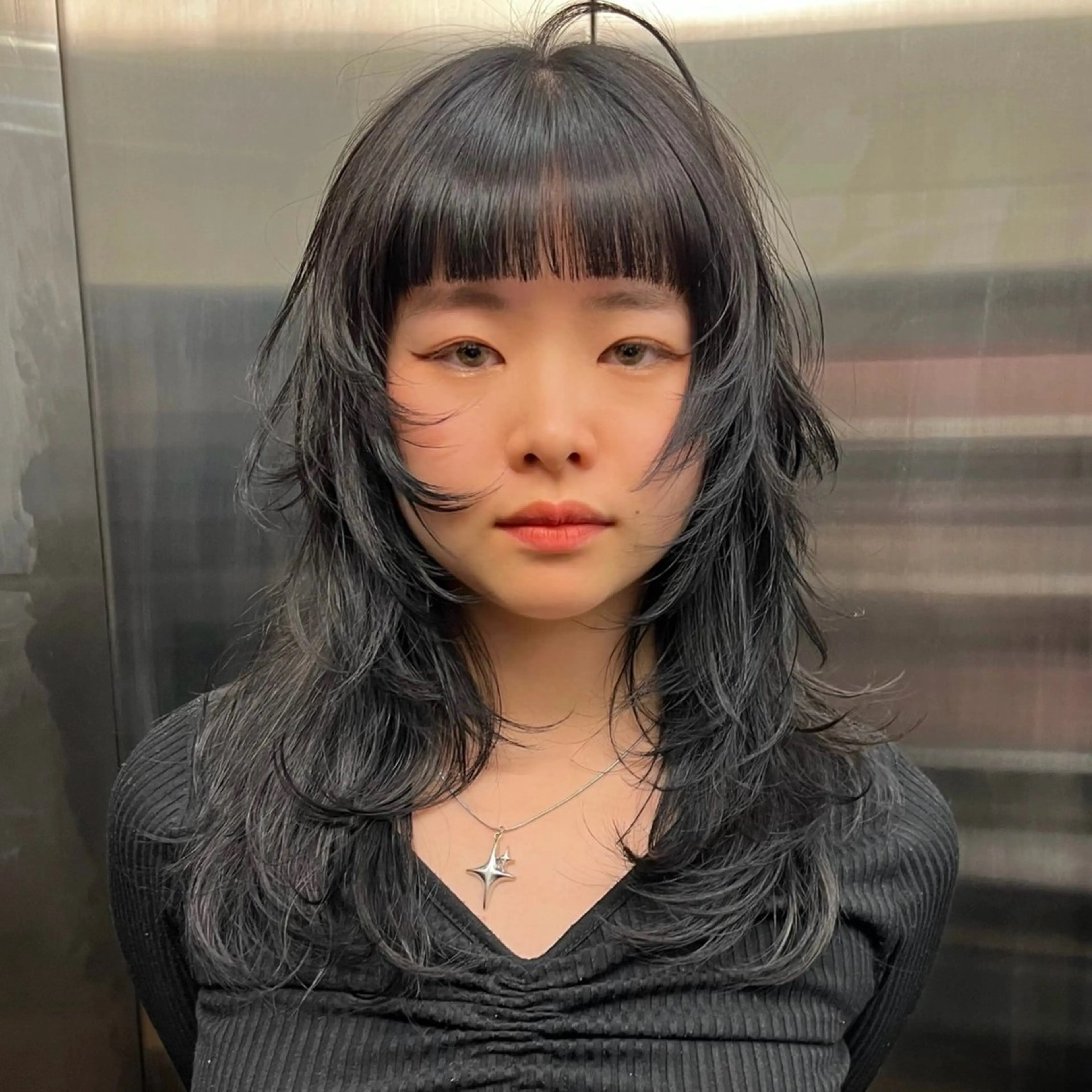 セミロング カット ウルフとデザイン カラーの神のヘアスタイル