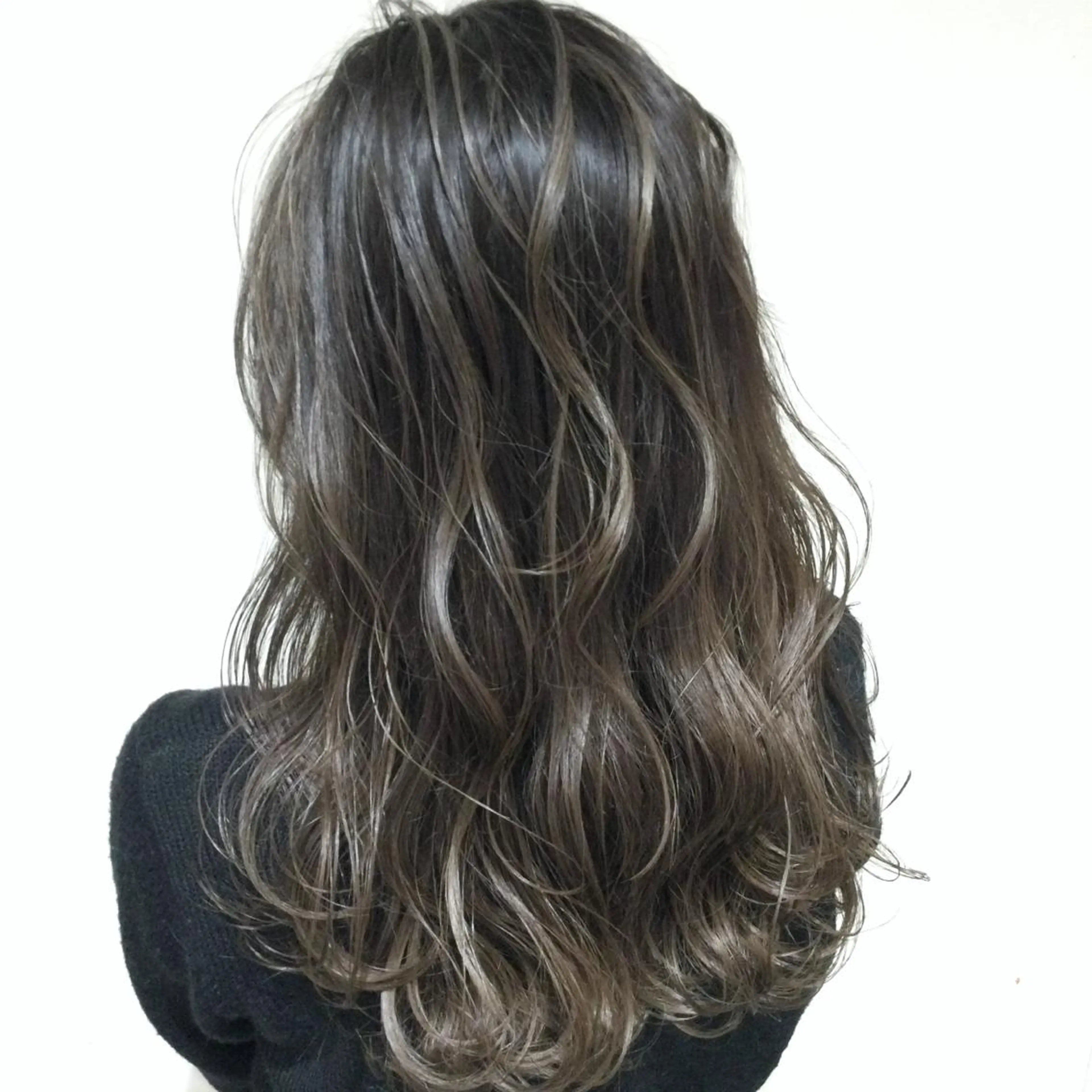 ミディアム カラー アッシュ アッシュグレー アッシュグレージュ バレイヤージュ ミストバング AMI Hair  supply所属・髪質改善カラー 韓国風レイヤーのヘアスタイル