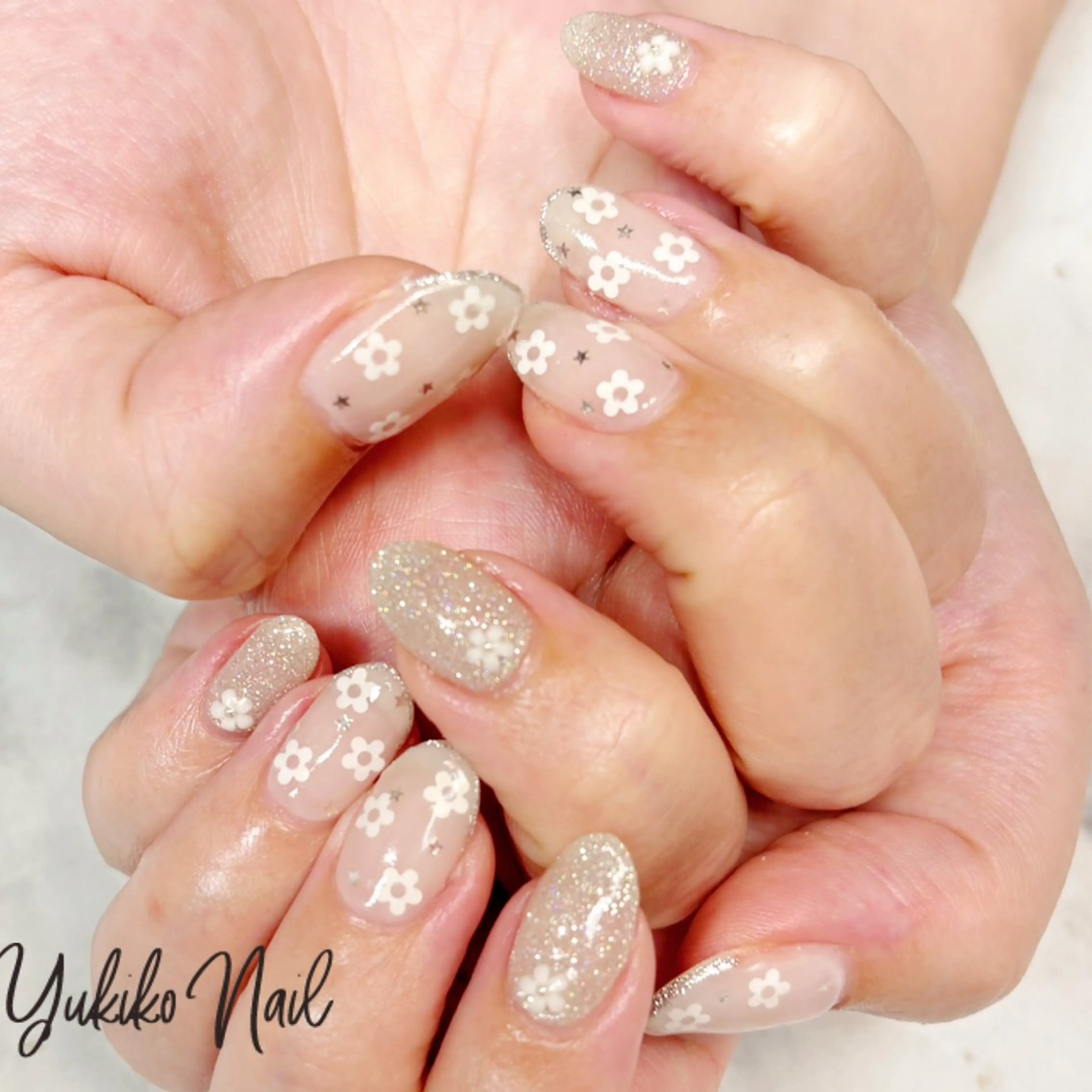 ネイル フラッシュネイル フラワーネイル ホログラムネイル キラキラネイル ホワイト ハンドネイル ユキコ ネイルのネイルデザイン
