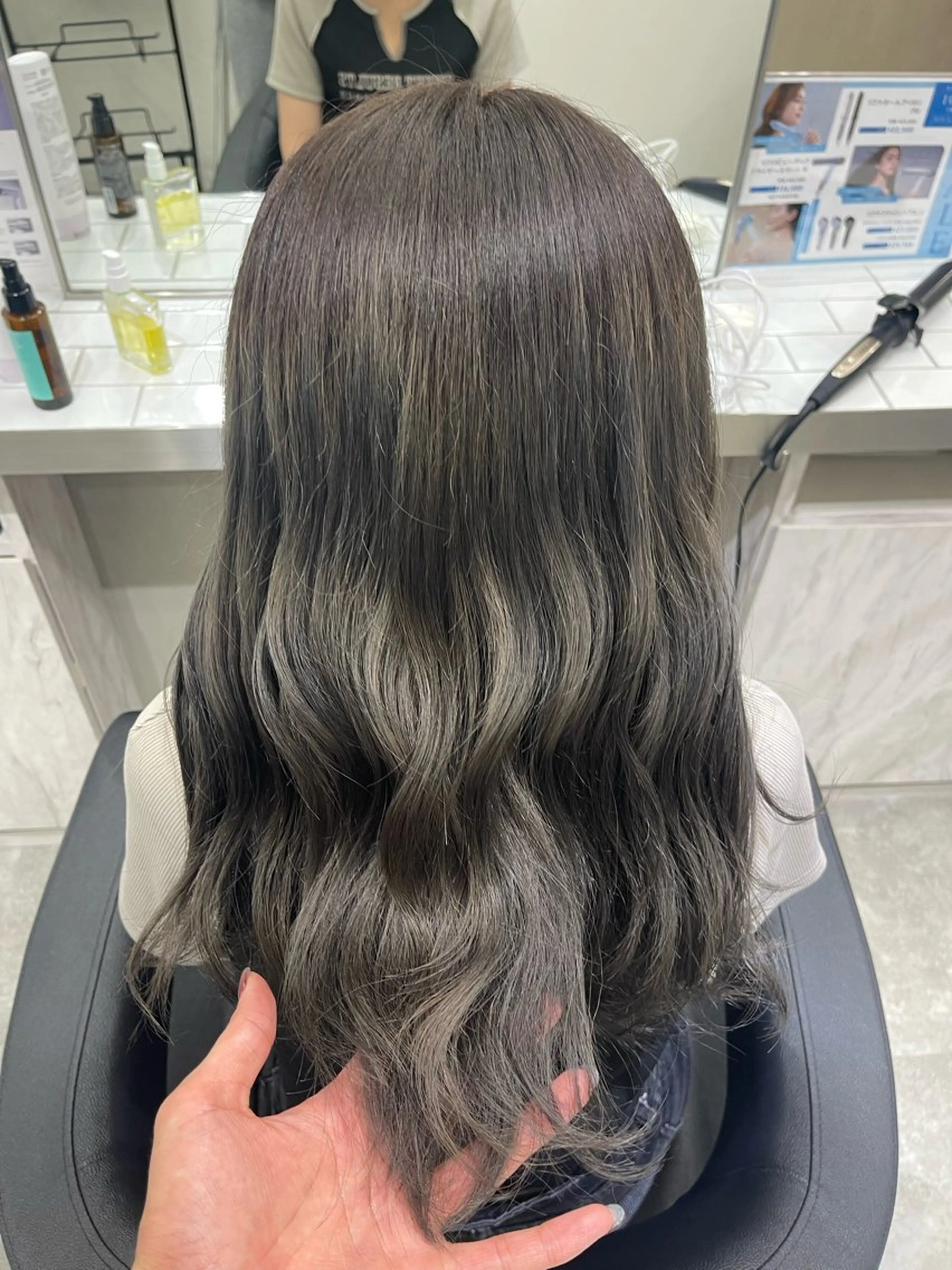 カラー ブリーチ グレージュ オリーブグレージュ オリーブグレー TENSHO レイヤー／ハイトーンのヘアスタイル