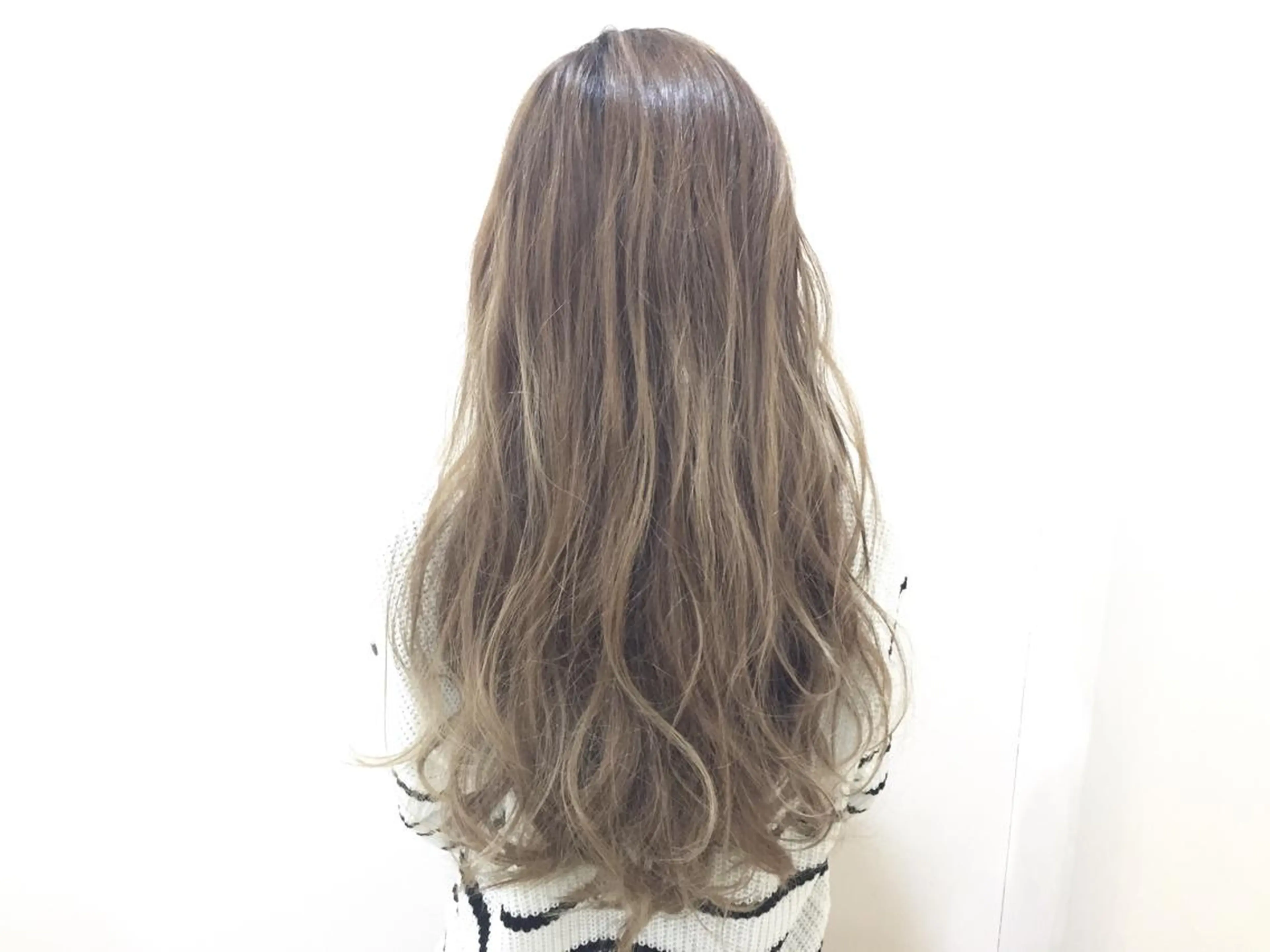 ロング カラー 服部 樹季のヘアスタイル