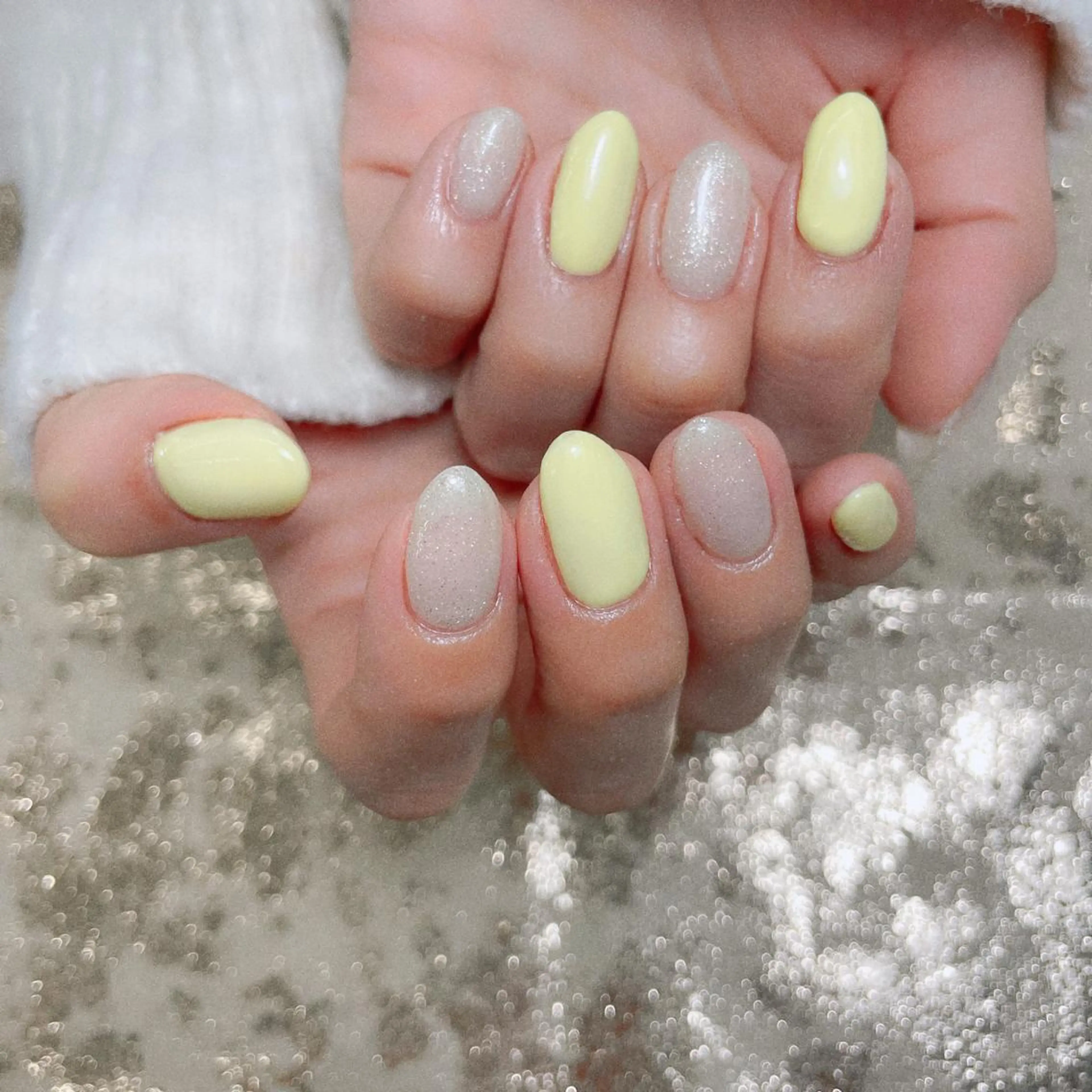 ネイル ラメ(グリッター) 春ネイル ホワイト 黄色 MAXKELLY所属・長崎 帆乃夏のネイルデザイン