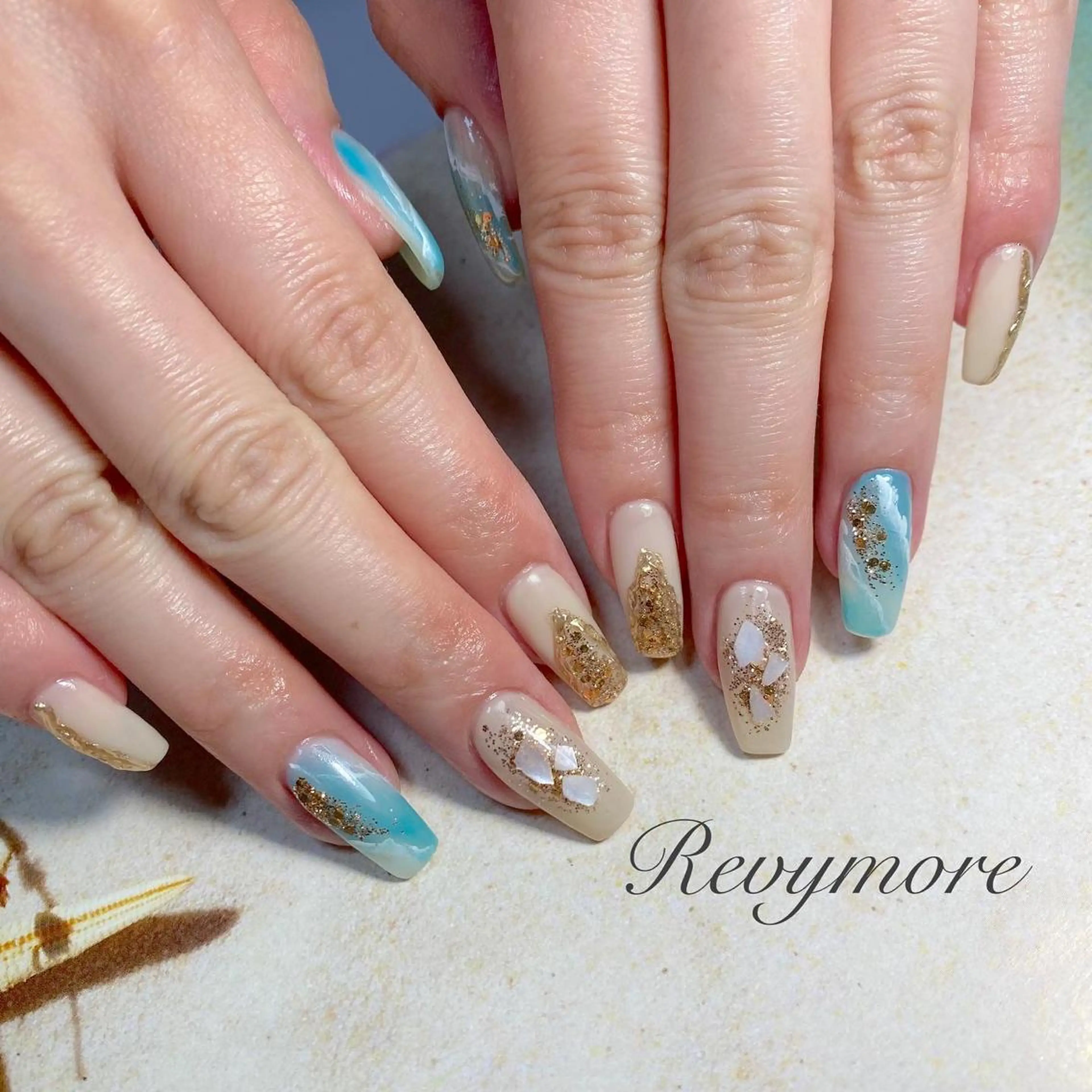 ミディアム ネイル 韓国風ヘア ジェルネイル キラキラネイル 韓国ネイル ニュアンスネイル nail salon Revymore所属・nail salon Revymoreのネイルデザイン