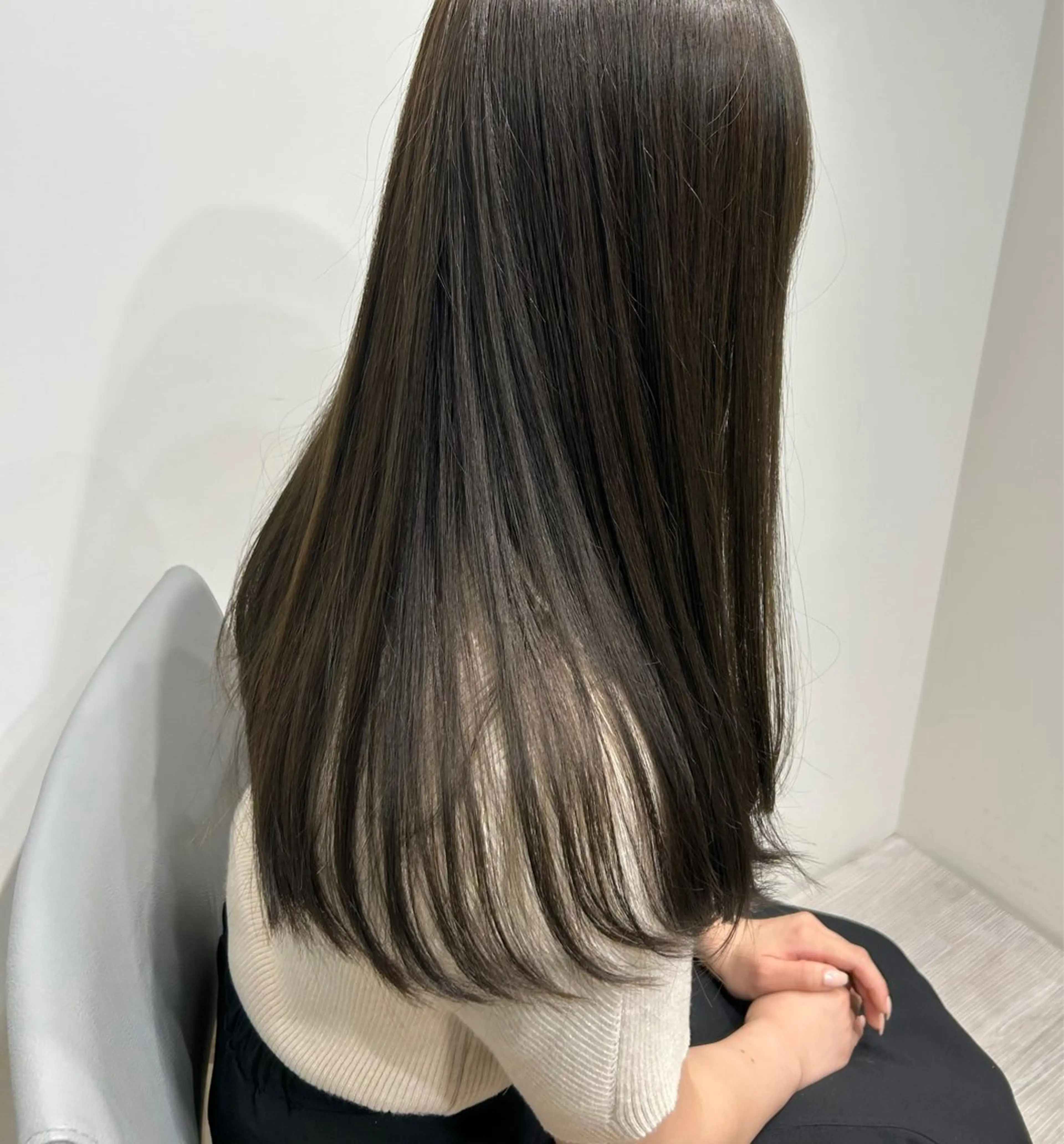 ロング カラー グレージュ オリーブグレージュ オリーブグレー LOVESTOIKE 井上つぐみ/透明感のヘアスタイル