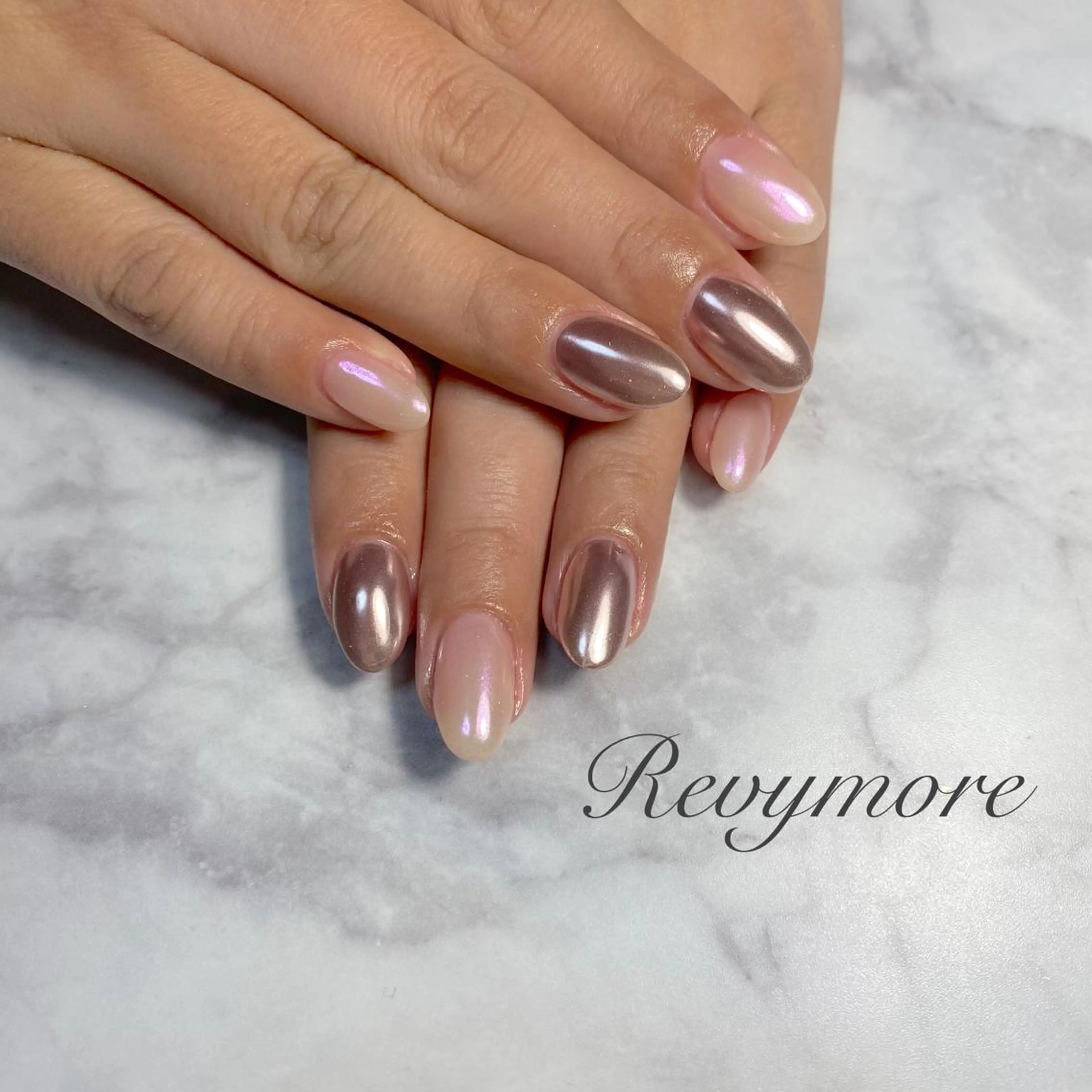 ミディアム ネイル 韓国風ヘア オーロラネイル ジェルネイル キラキラネイル 韓国ネイル nail salon Revymore所属・nail salon Revymoreのネイルデザイン