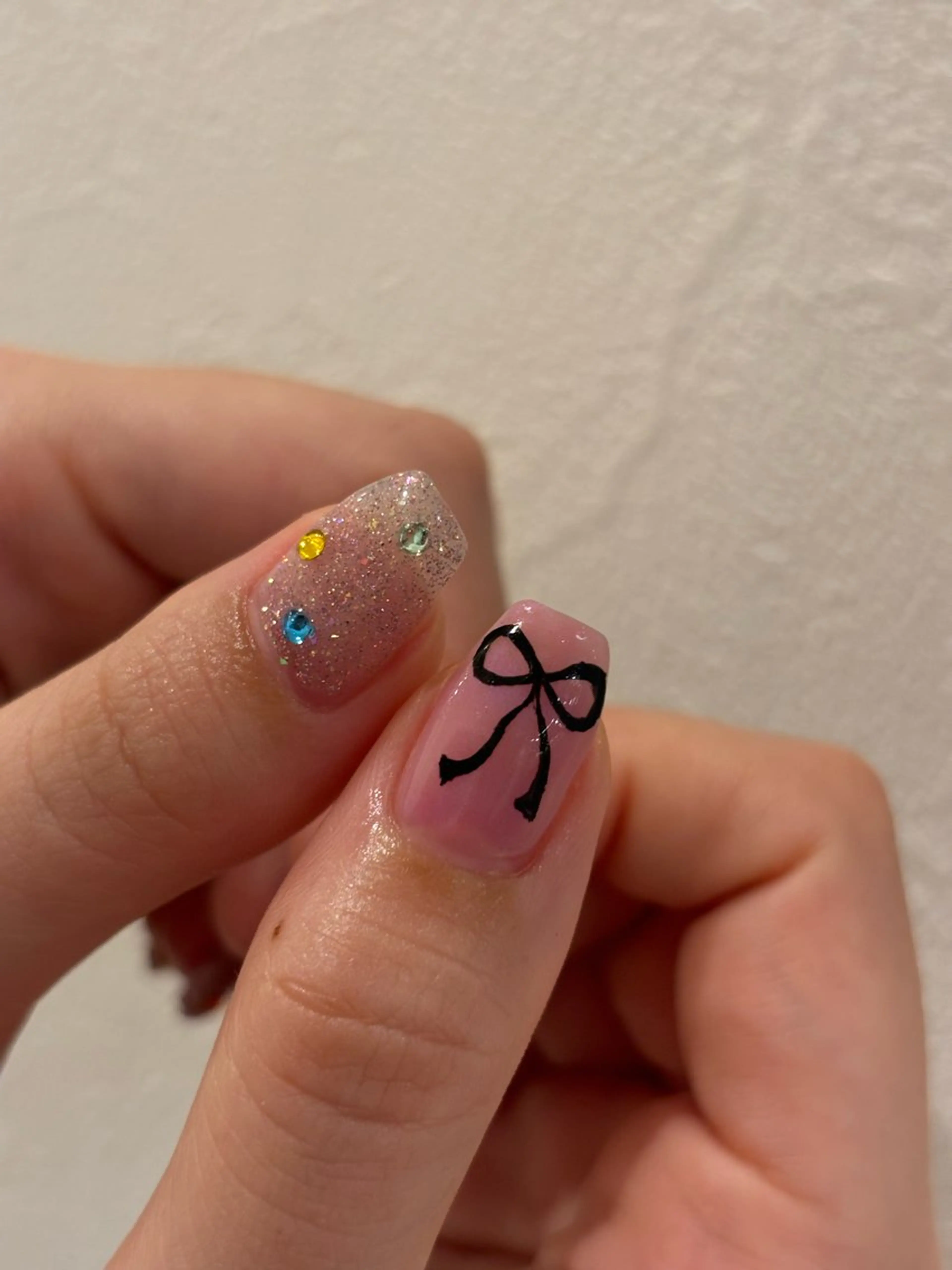 ネイル キラキラネイル リボン ストーンネイル ハンドネイル Ann. nail.tokyo所属・Ann nailのネイルデザイン