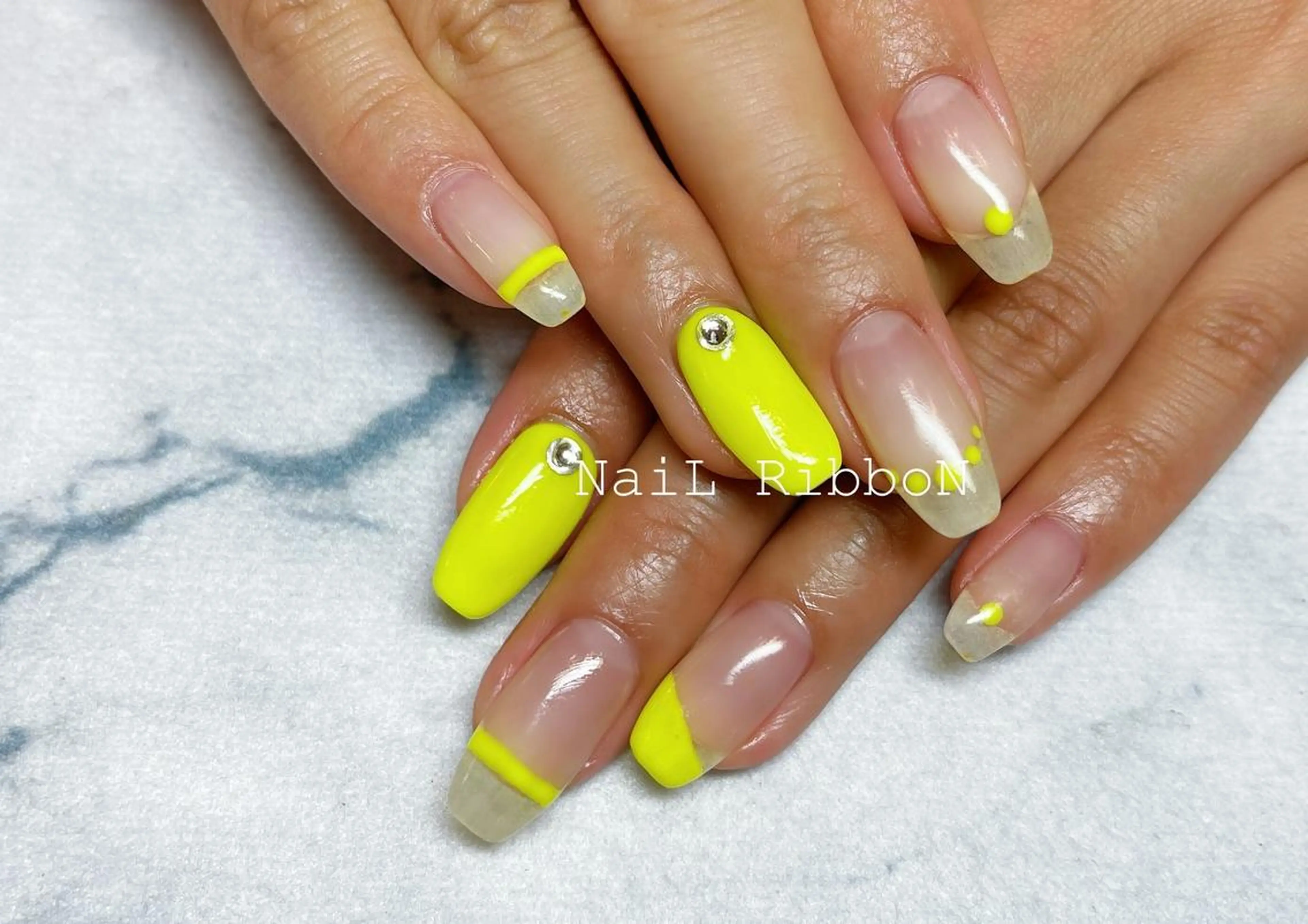 ネイル ネイルリボン 受付スタッフのネイルデザイン