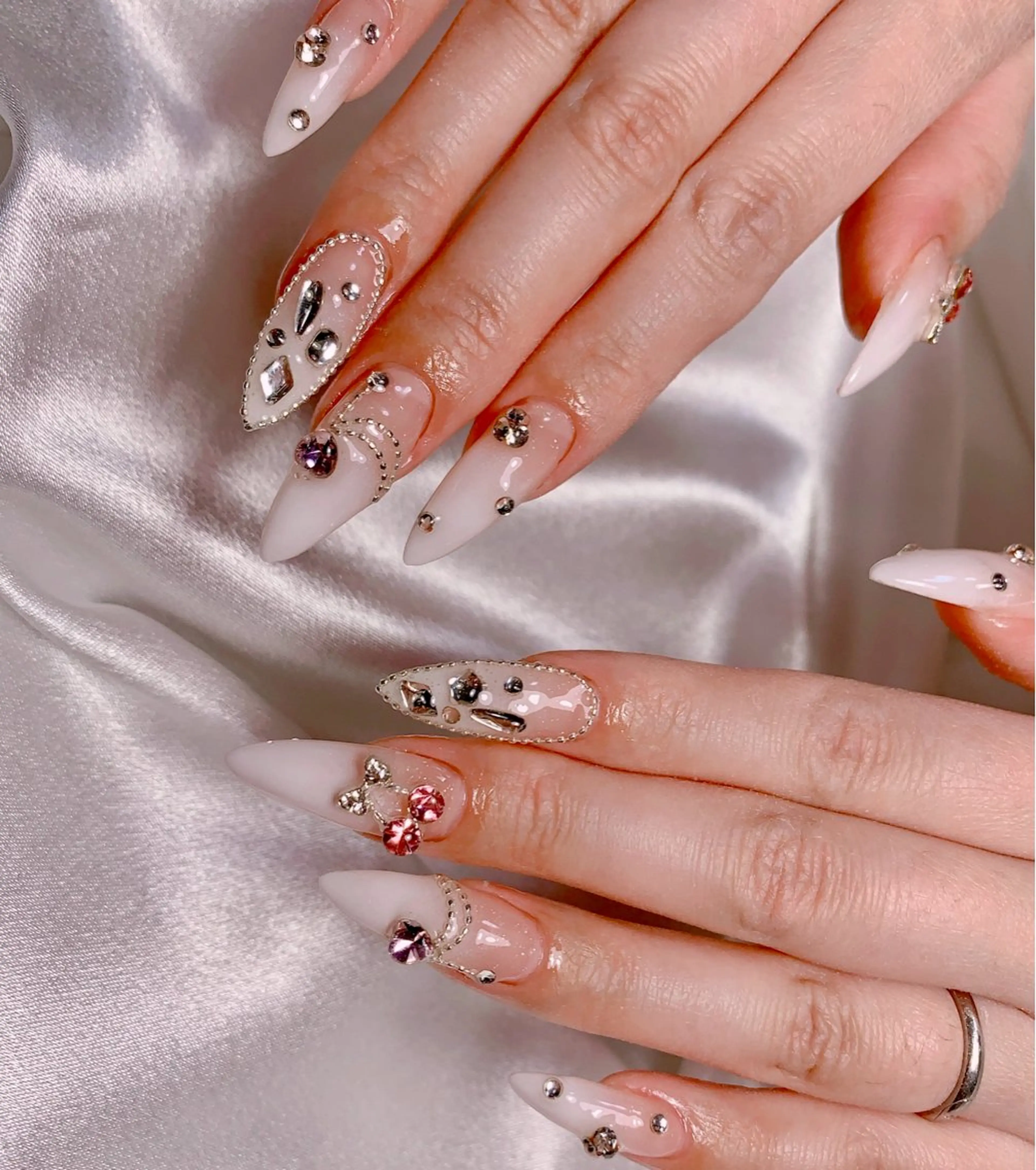 ネイル ブルー チークネイル フレンチネイル ハート ホログラムネイル ハンドネイル インフィニティ ネイルサロンのネイルデザイン